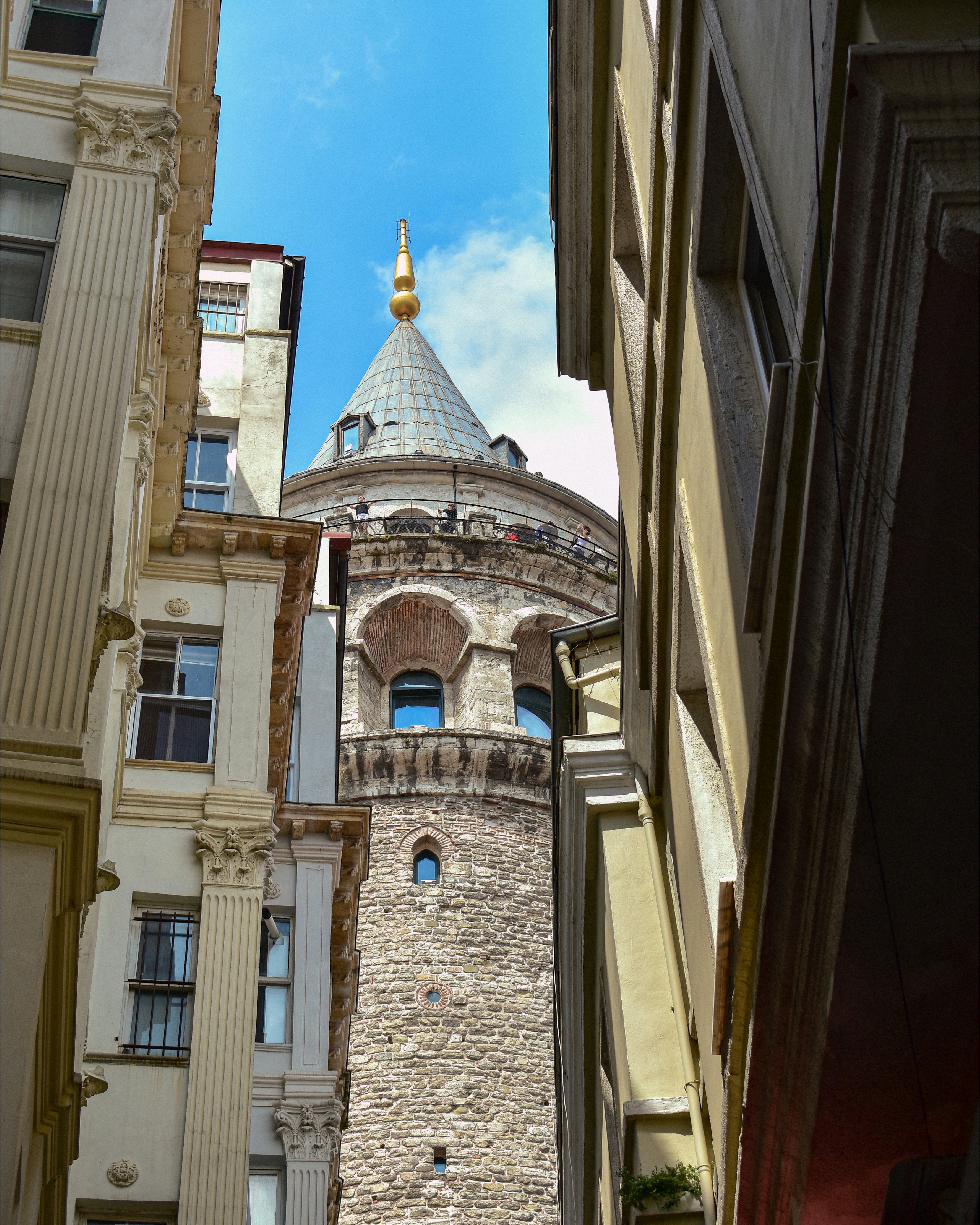 A tall tower sitting between two buildings next to each other