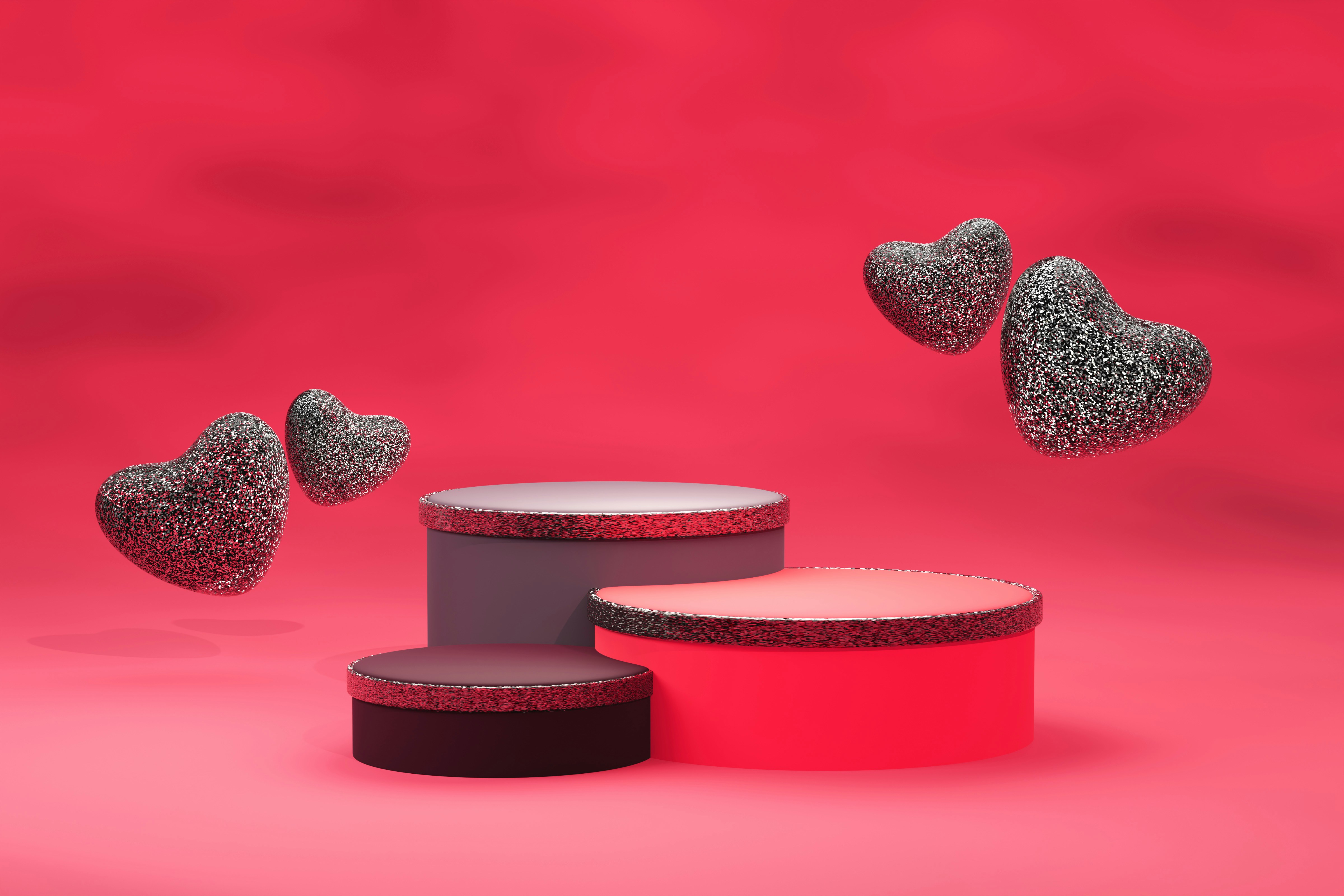 Eine Gruppe von drei runden Kästchen, die auf einer rosafarbenen Oberfläche sitzen