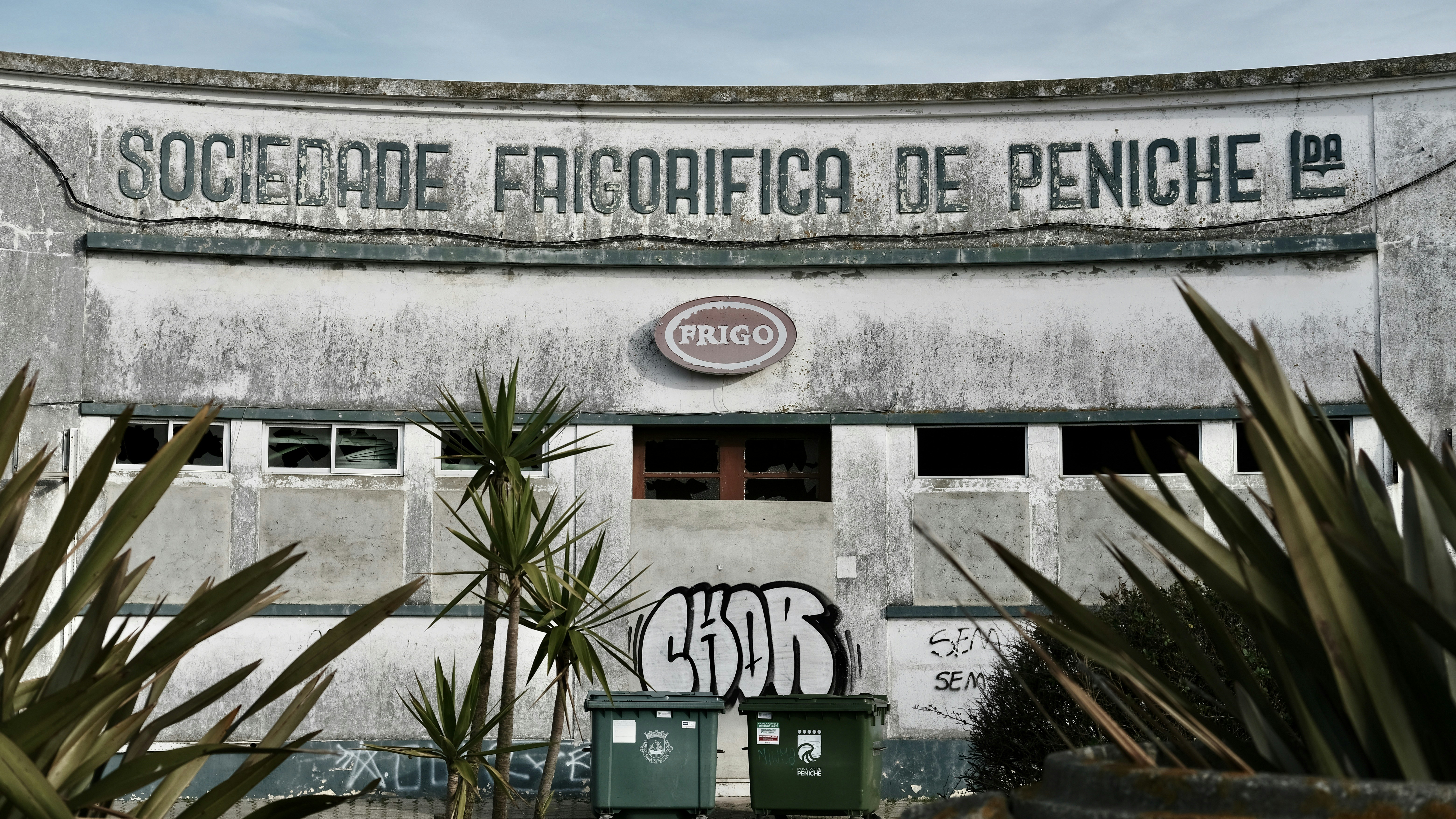 A large building with graffiti on the side of it