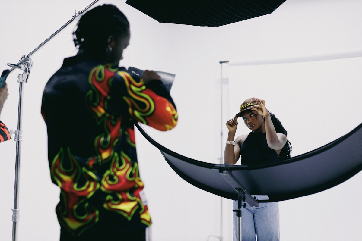 Gestionnaire de communauté travaillant sur du contenu créatif