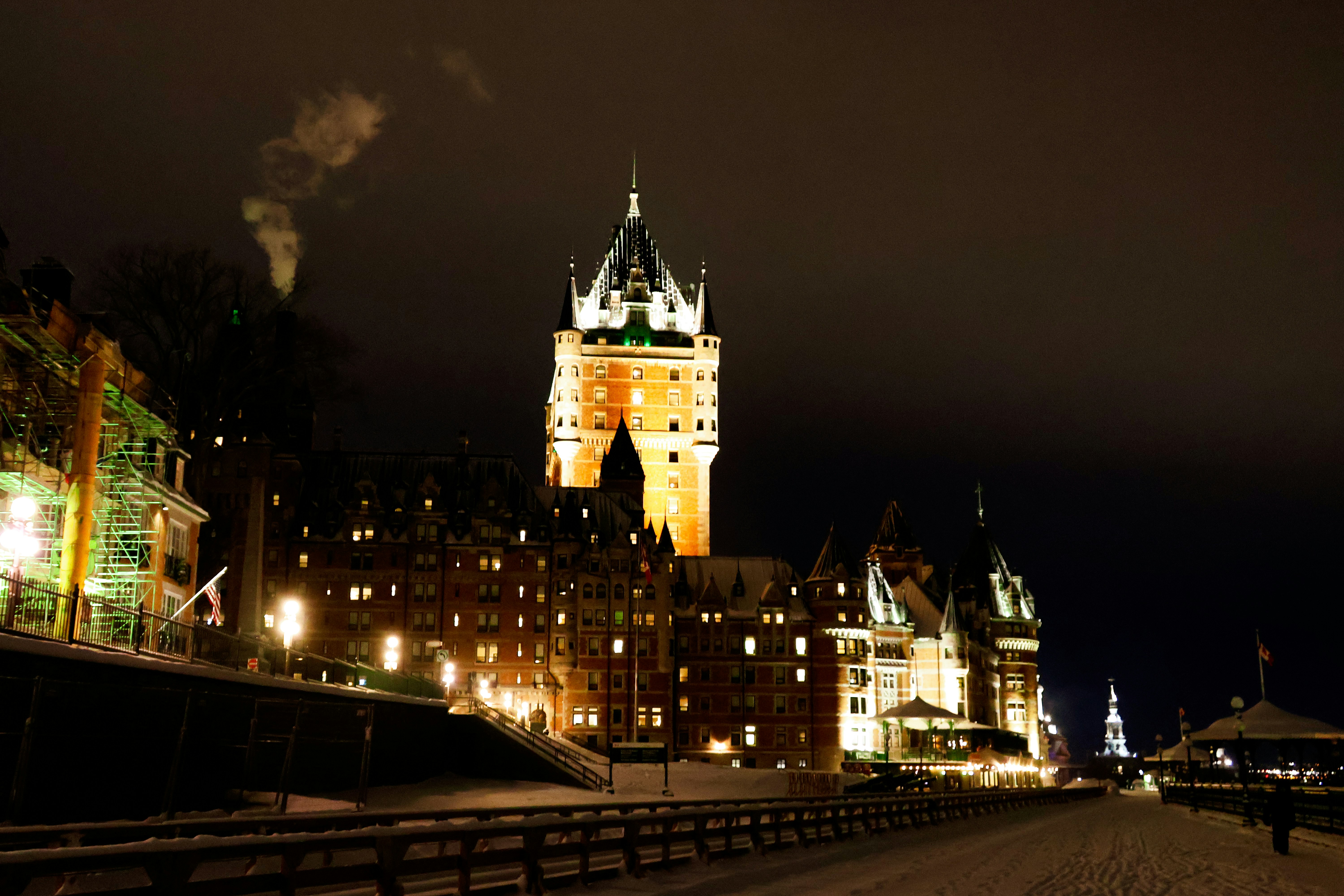 시계탑을 배경으로 한 밤의 도시 거리