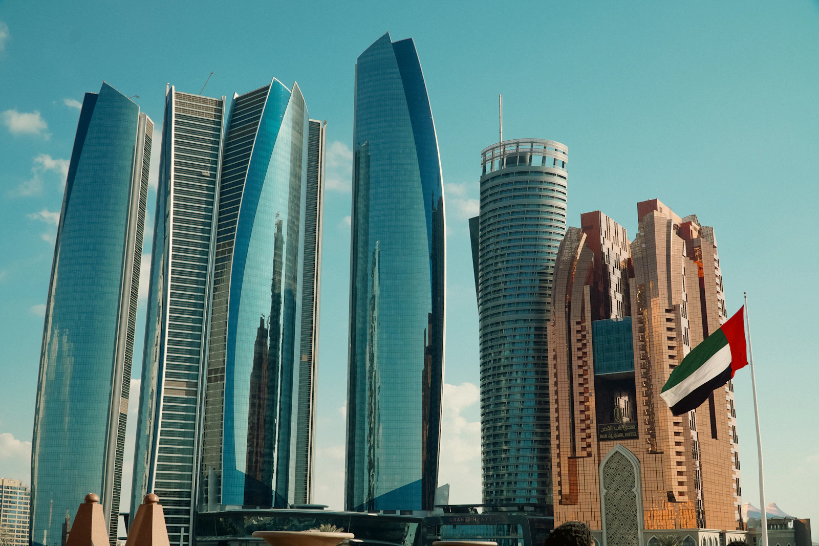 ضريبة الإمارات الإضافية تحصل على حالة مؤهلة انتقالية من منظمة التعاون والتنمية الاقتصادية