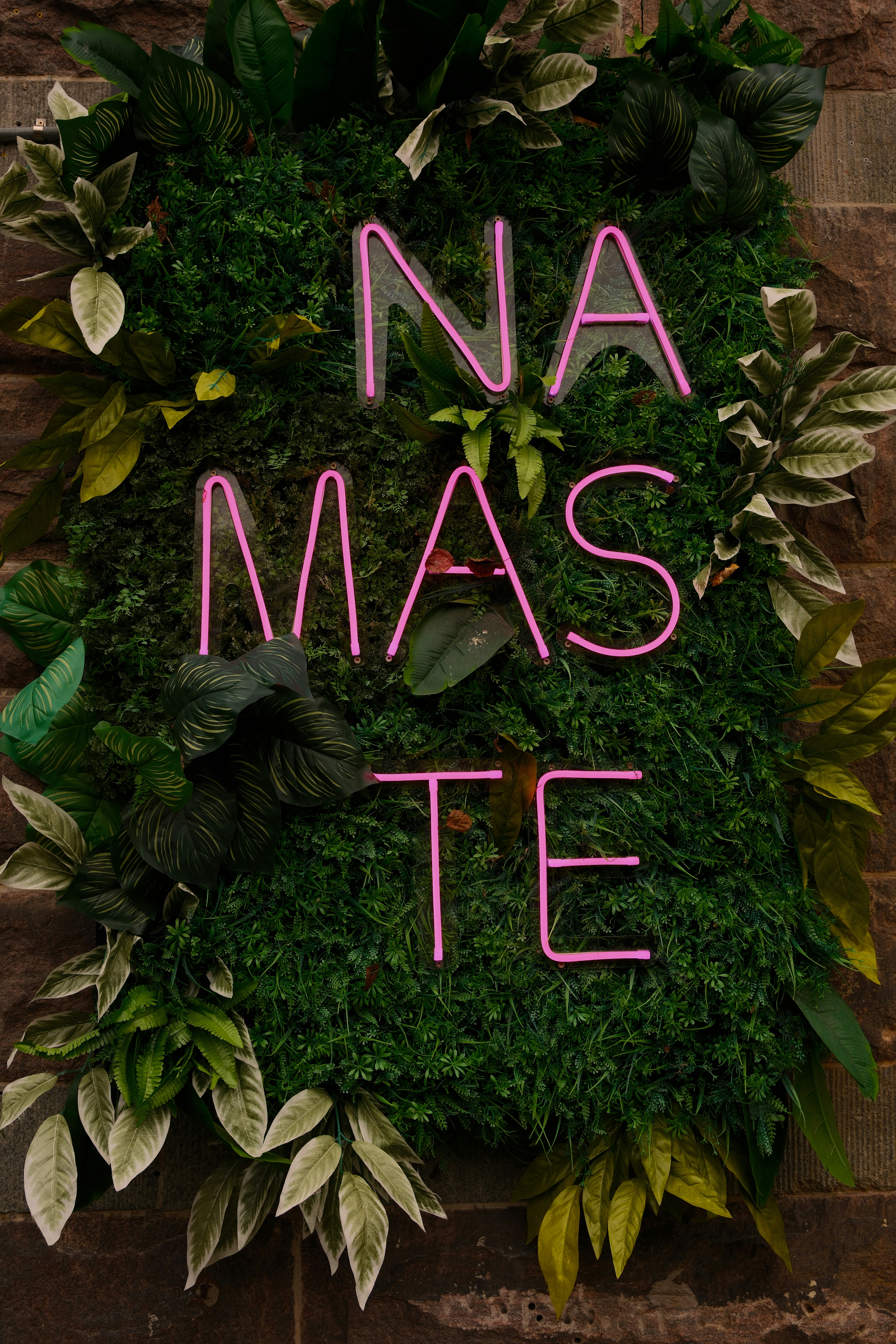 A sign that says na mas te on it