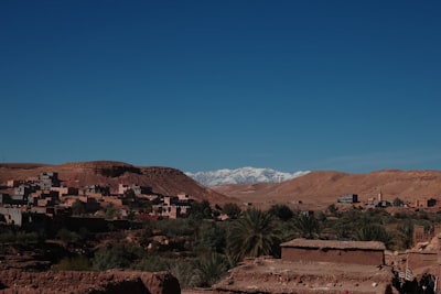 Paysage diversifié du Maroc avec montagnes, désert et côte