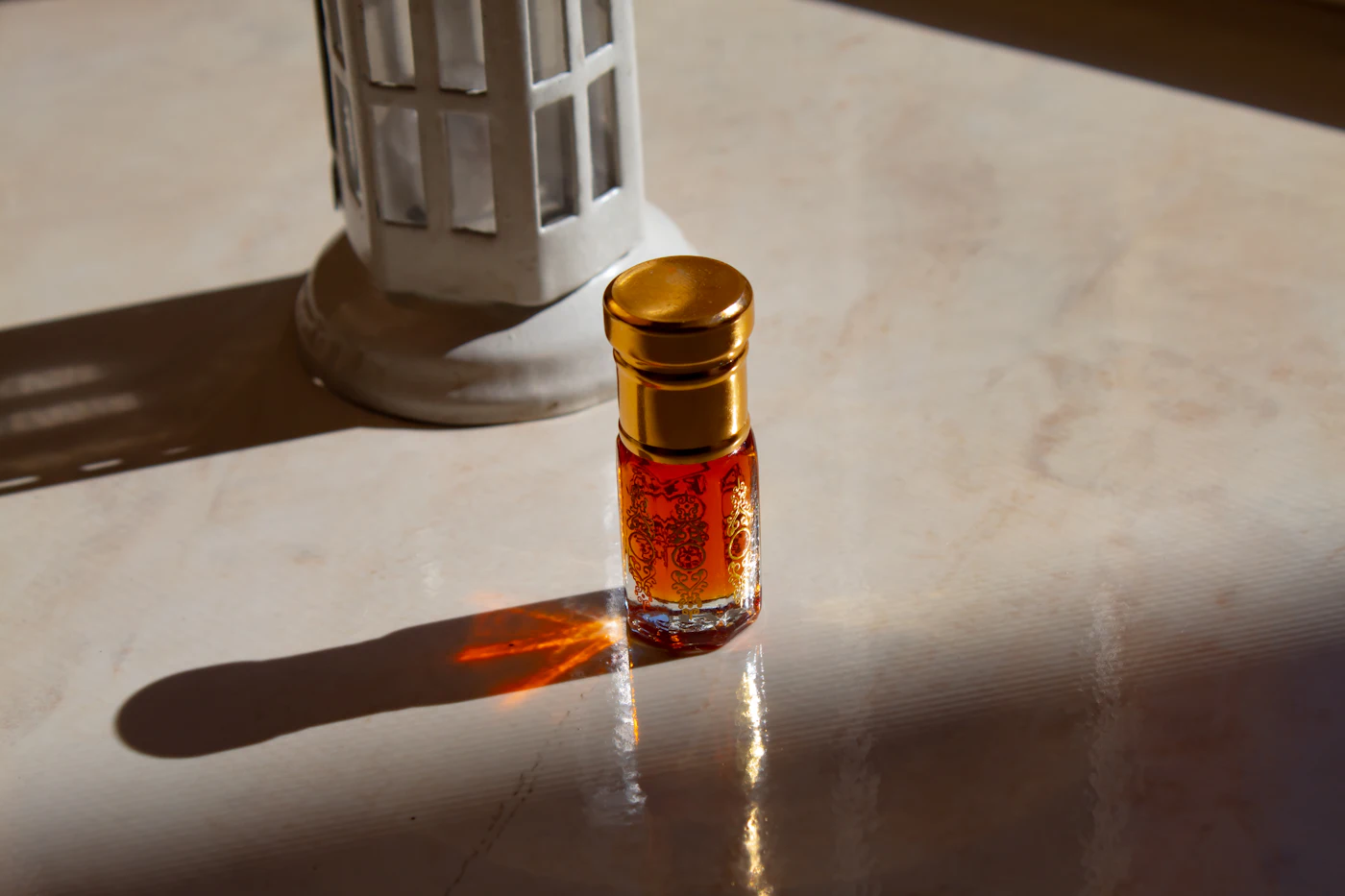 Frasco de perfume árabe presentado como regalo