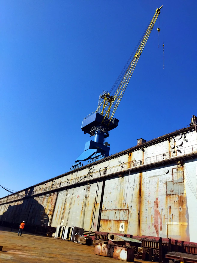 A crane that is sitting on top of a building