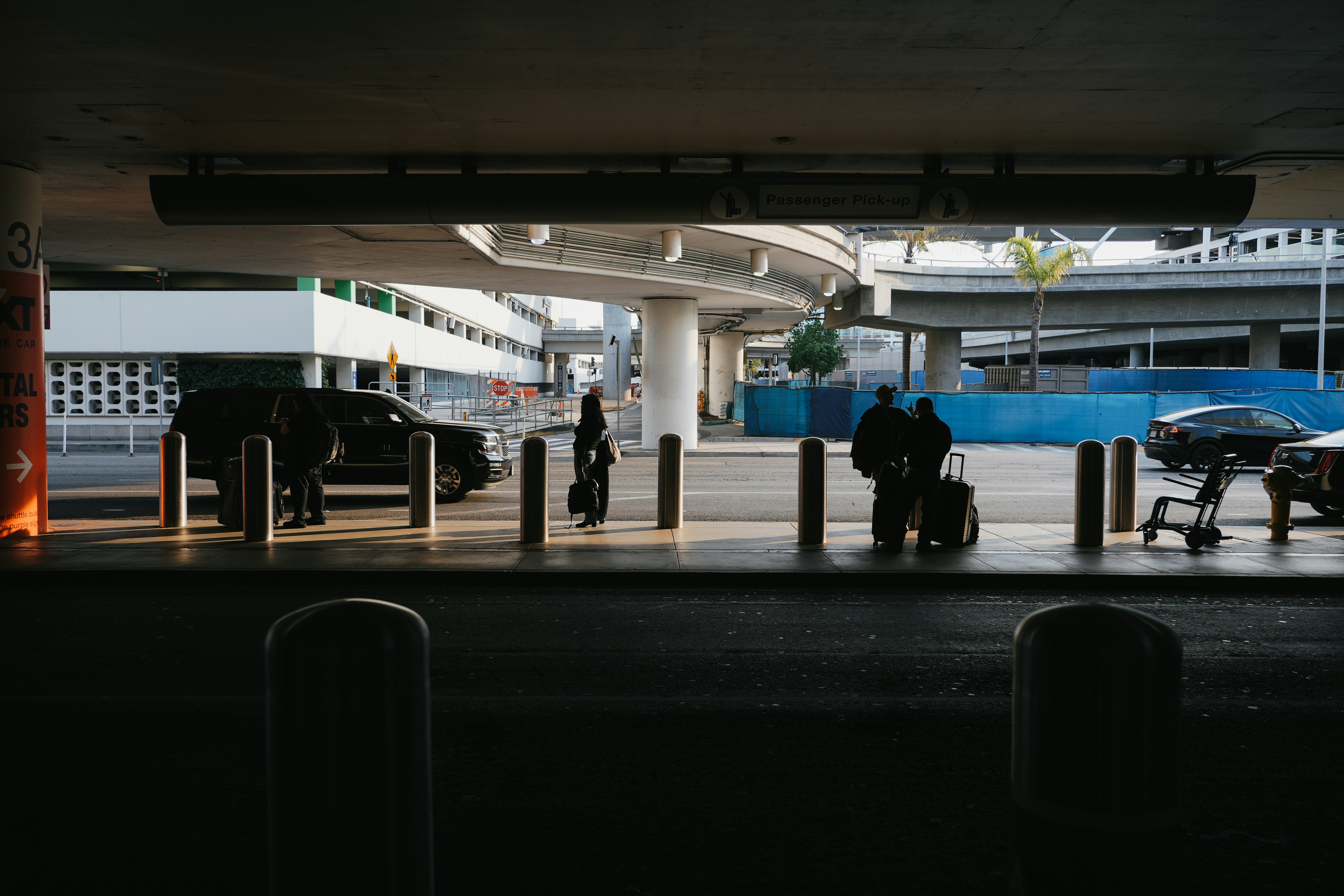 Eine Gruppe von Menschen steht in einem Parkhaus