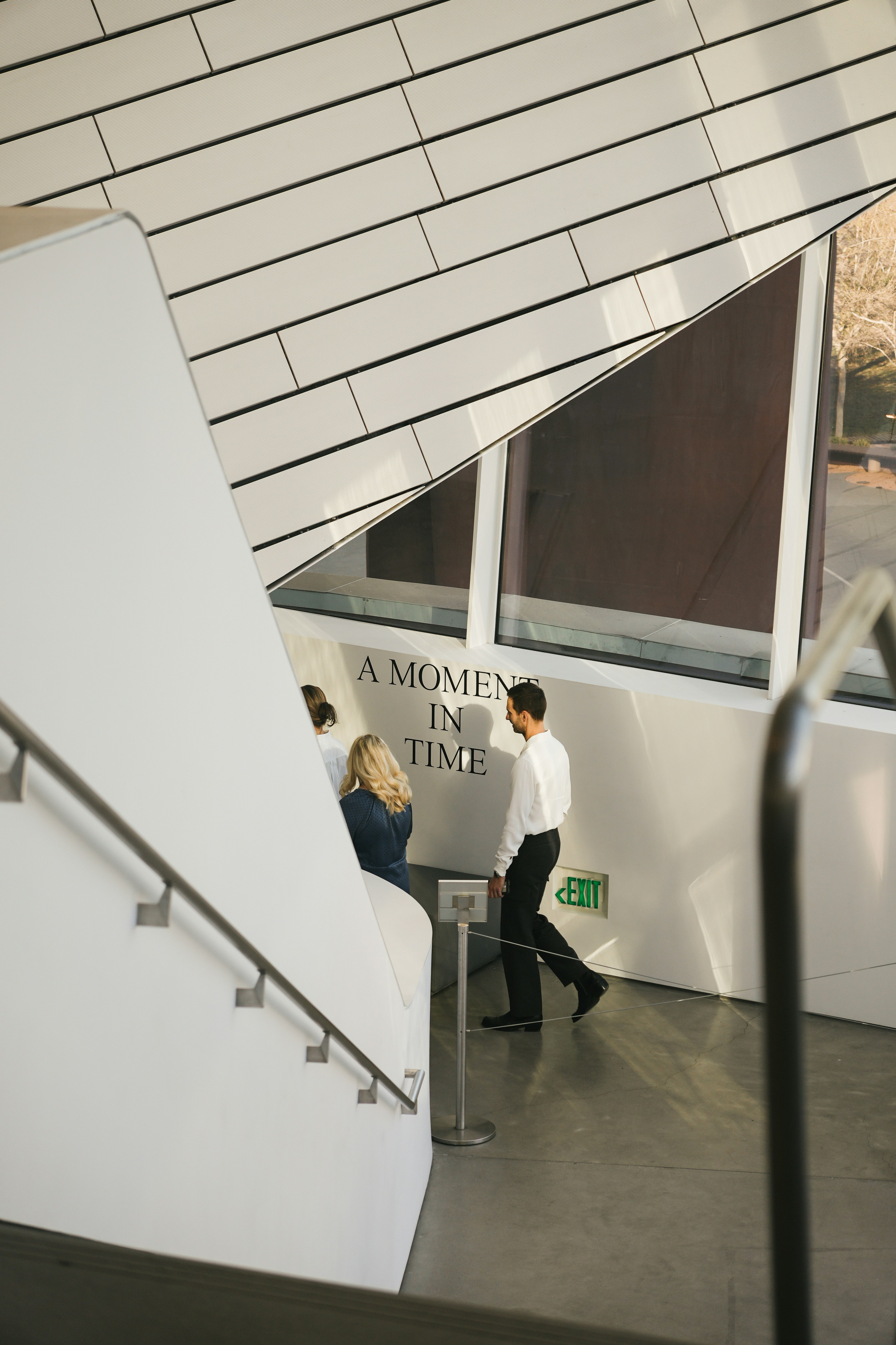 Ein paar Leute, die eine Treppe hinaufgehen