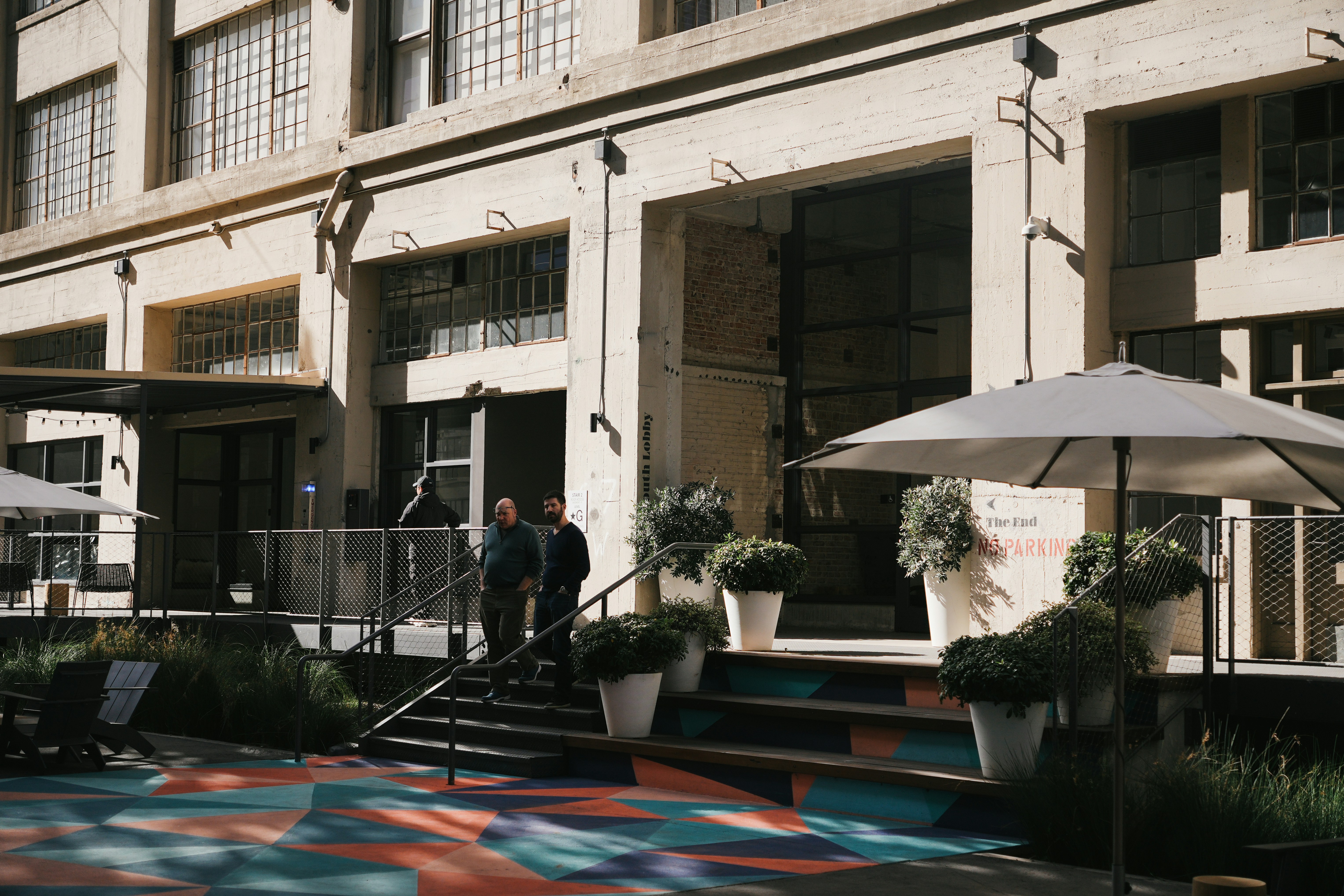 Ein paar Regenschirme stehen vor einem Gebäude