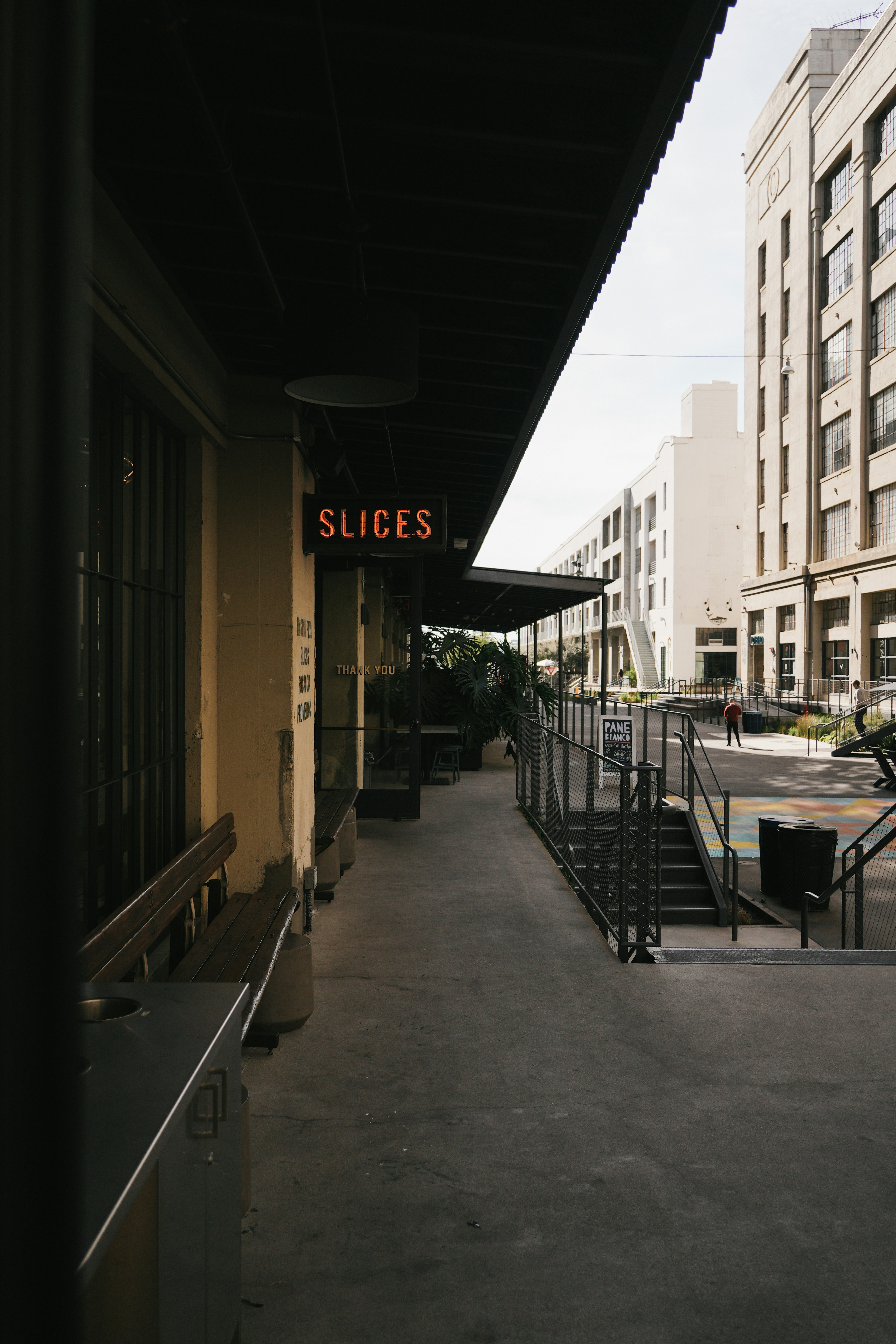 Blick auf einen Bürgersteig mit einem Gebäude im Hintergrund