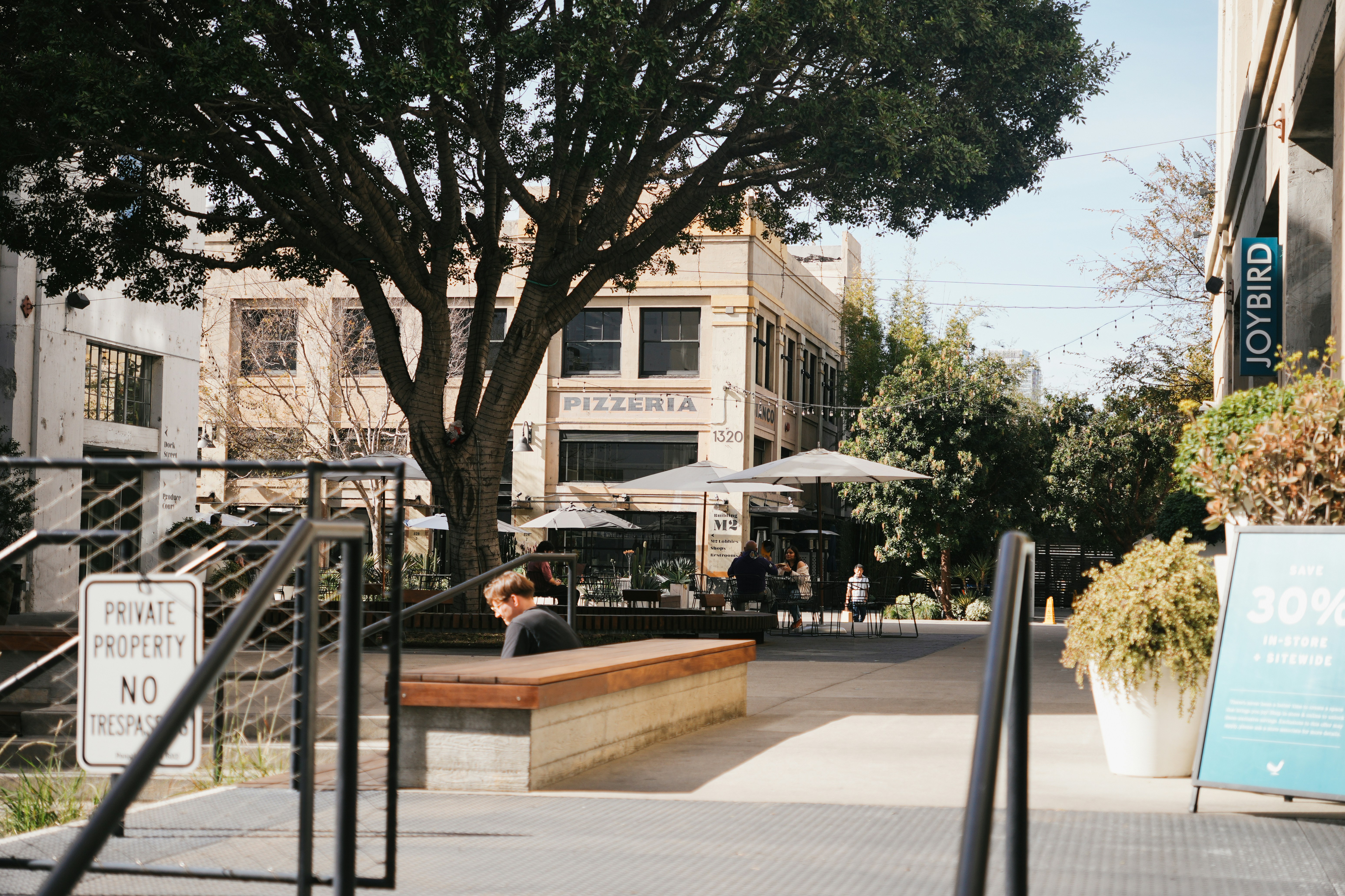 Ein Skateboarder führt einen Trick in der Luft vor