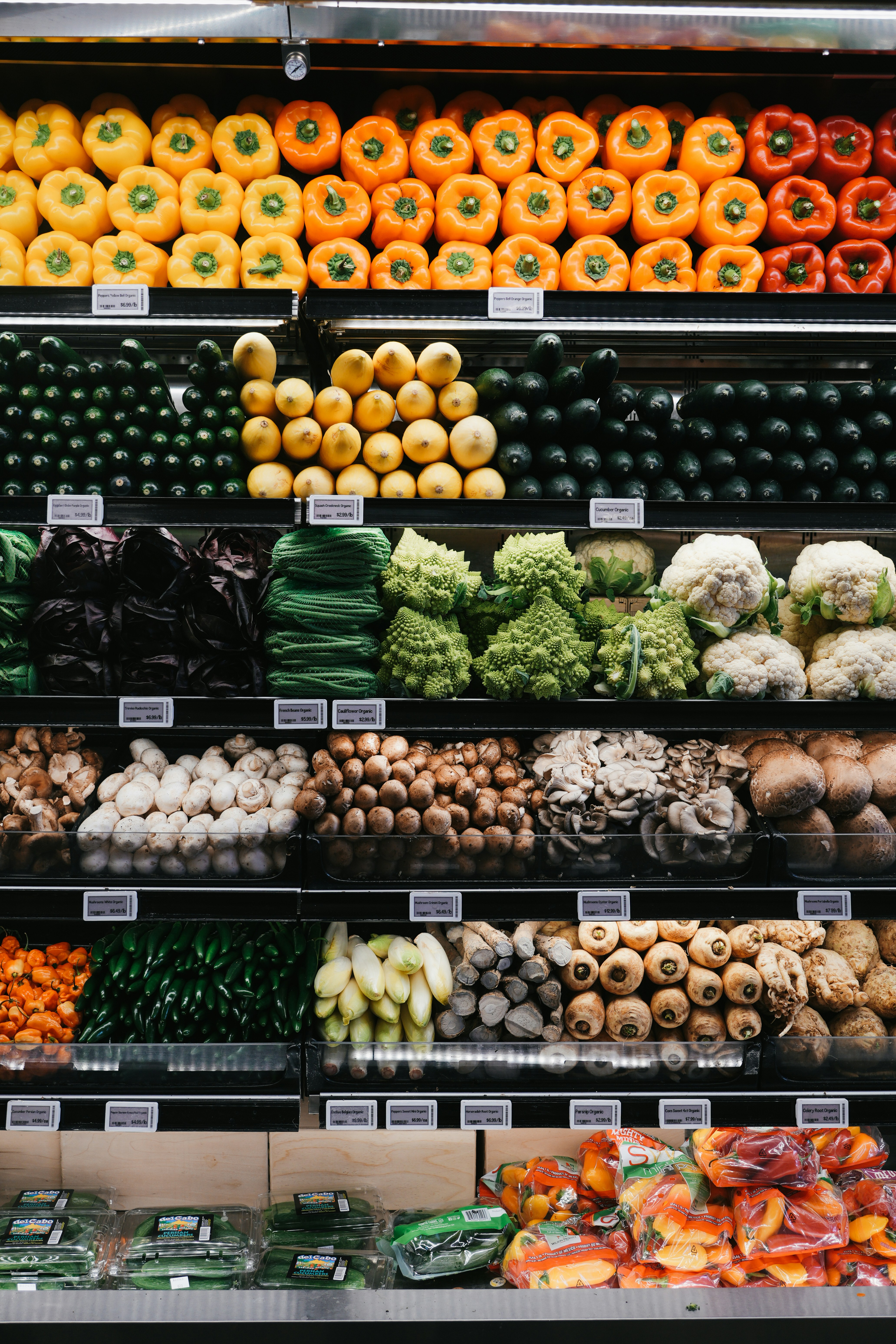 Eine Auslage in einem Lebensmittelgeschäft, gefüllt mit viel Obst und Gemüse