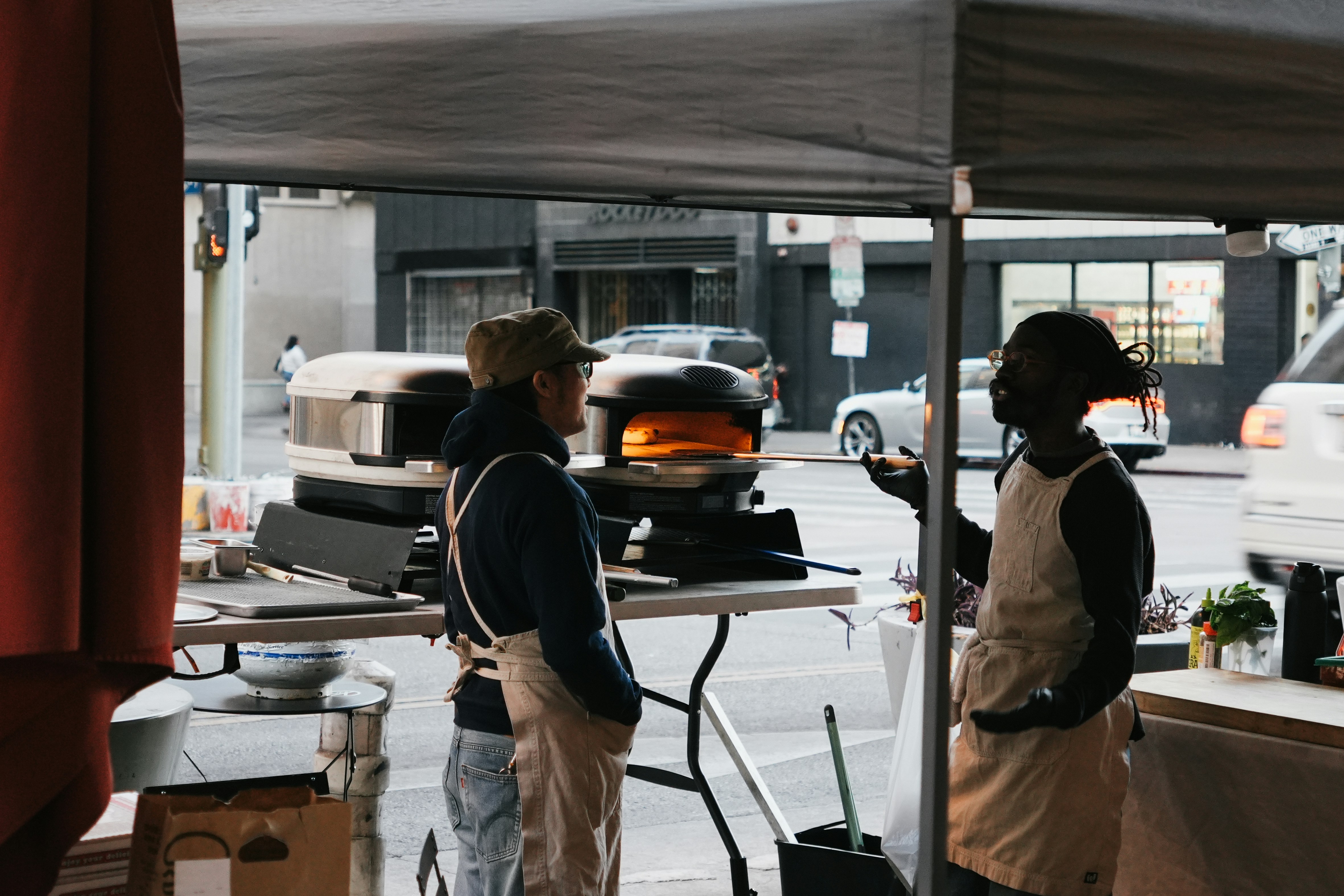 Ein paar Leute stehen unter einem Zelt