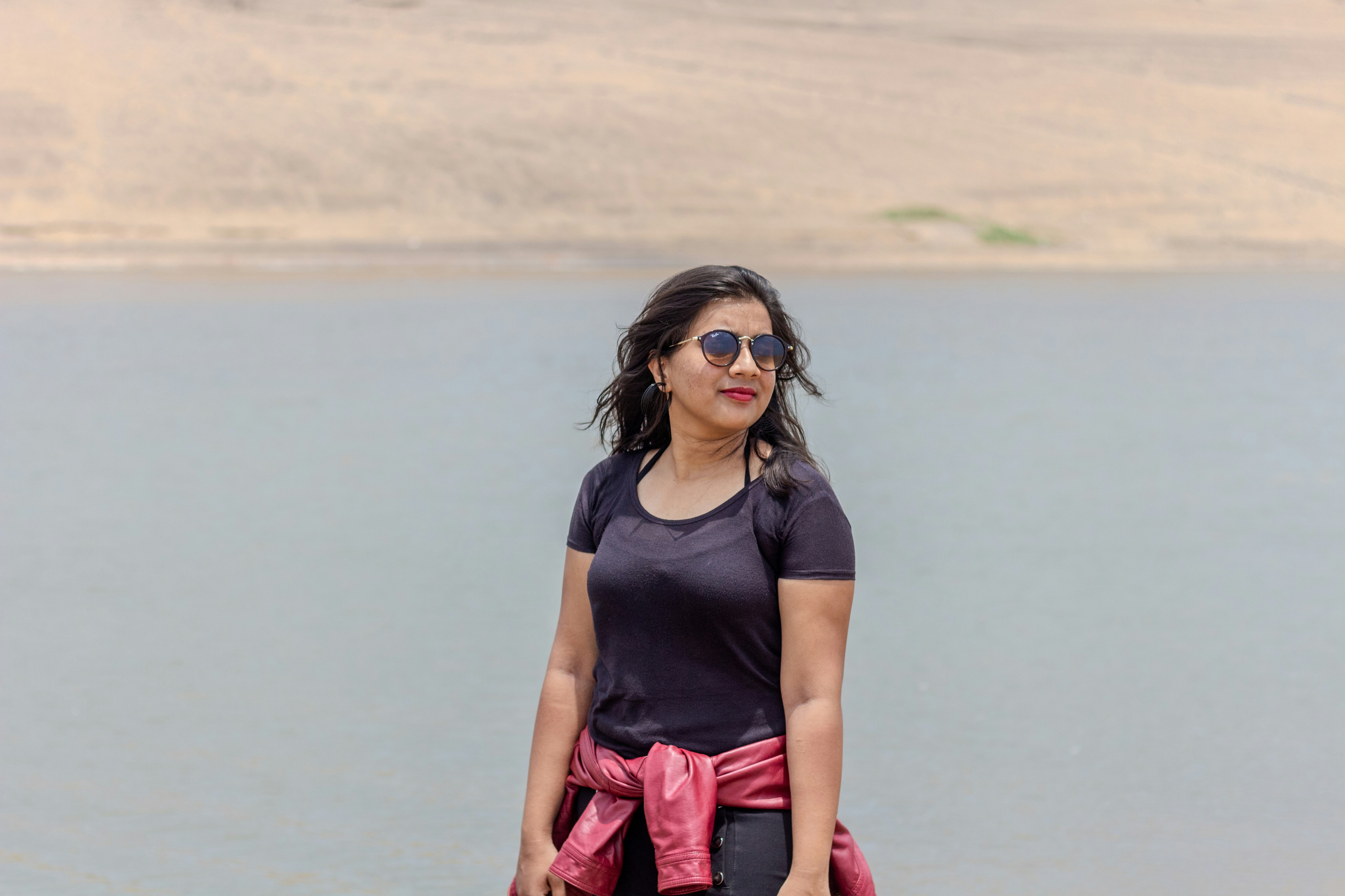 Una donna in piedi accanto a uno specchio d'acqua