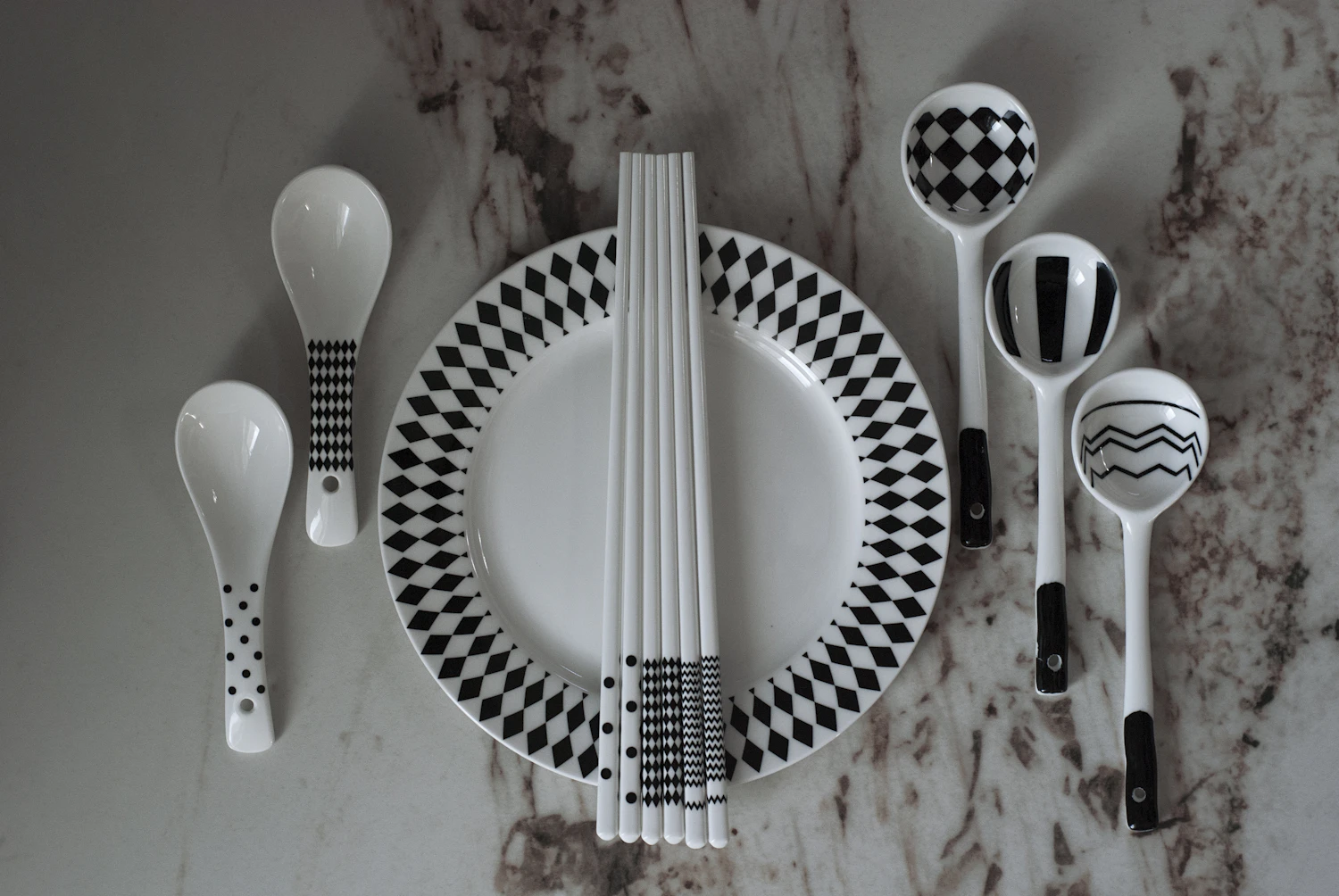 Photo of a similar item: AHX Black and White Pattern Dinner Plates, Set of 6