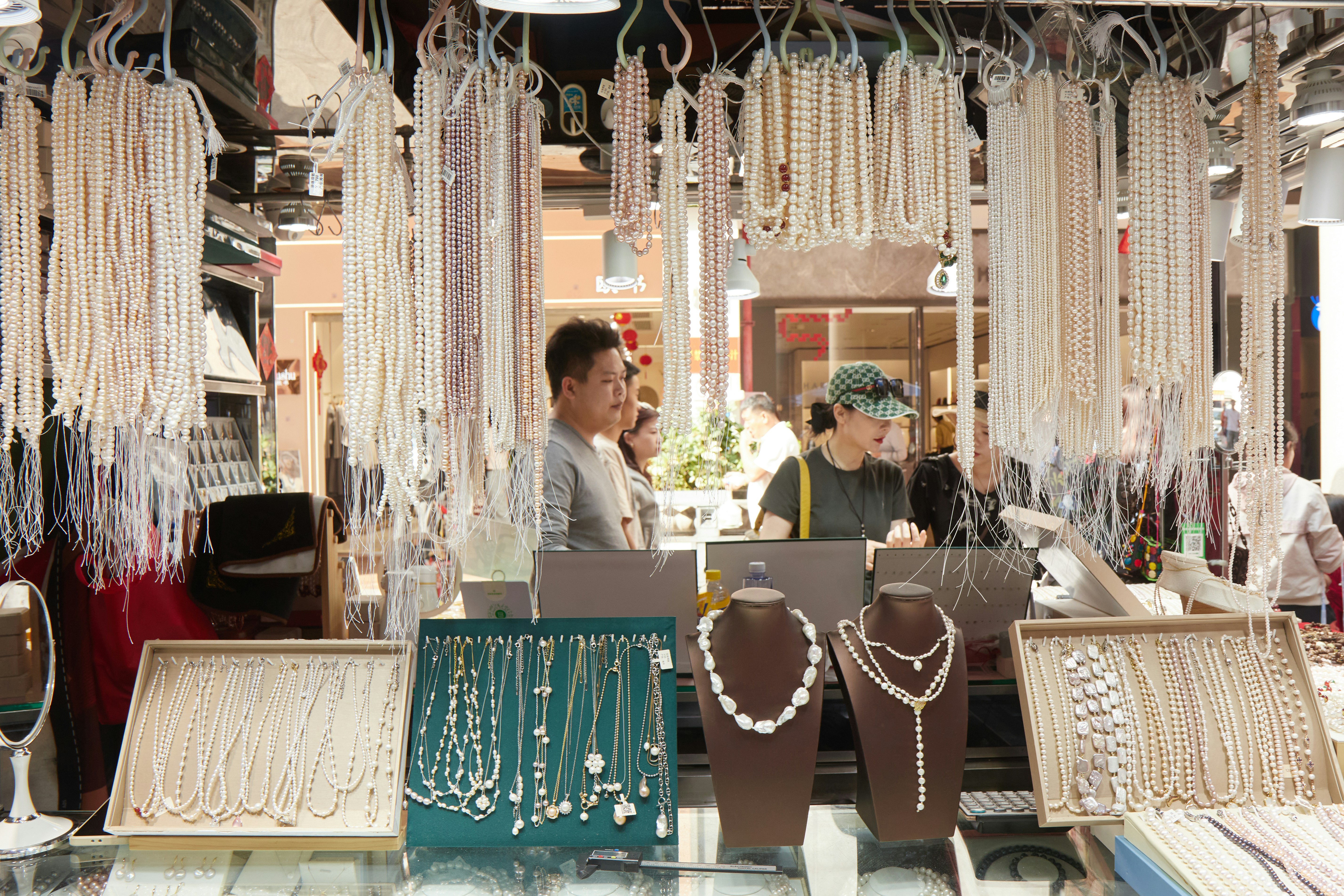 Магазин, в котором полно ожерелий и украшений