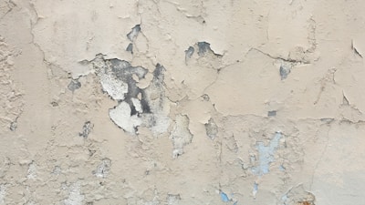 Pared desconchada debido a filtraciones de humedad