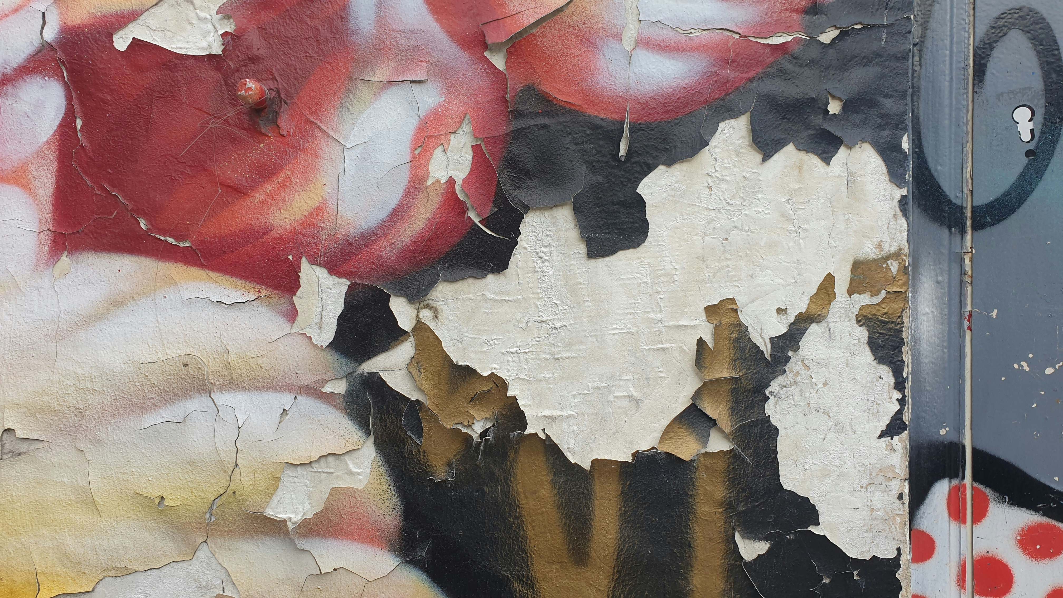 Una obra de arte que está en el costado de un edificio