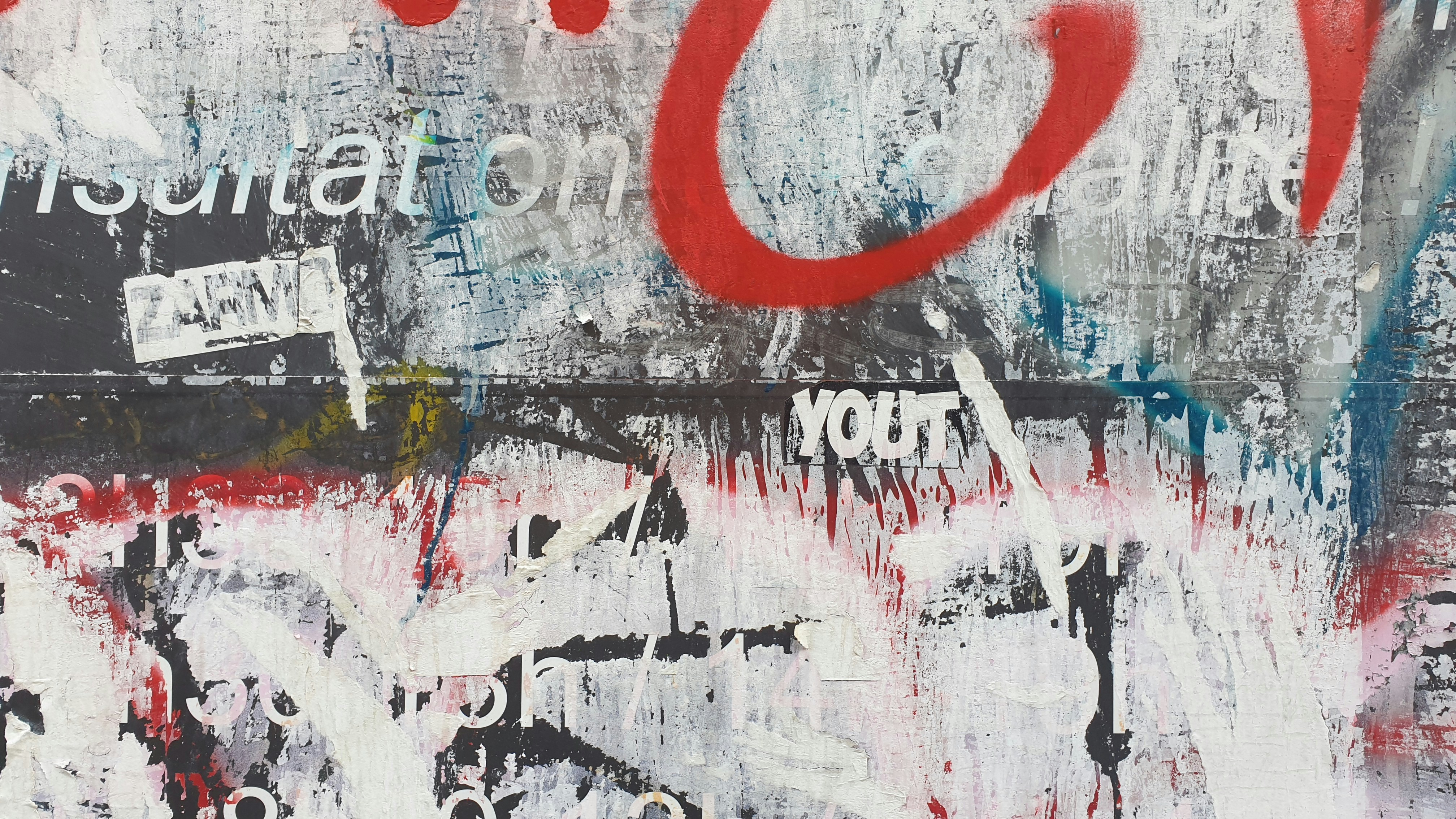 Una pintura con un círculo rojo