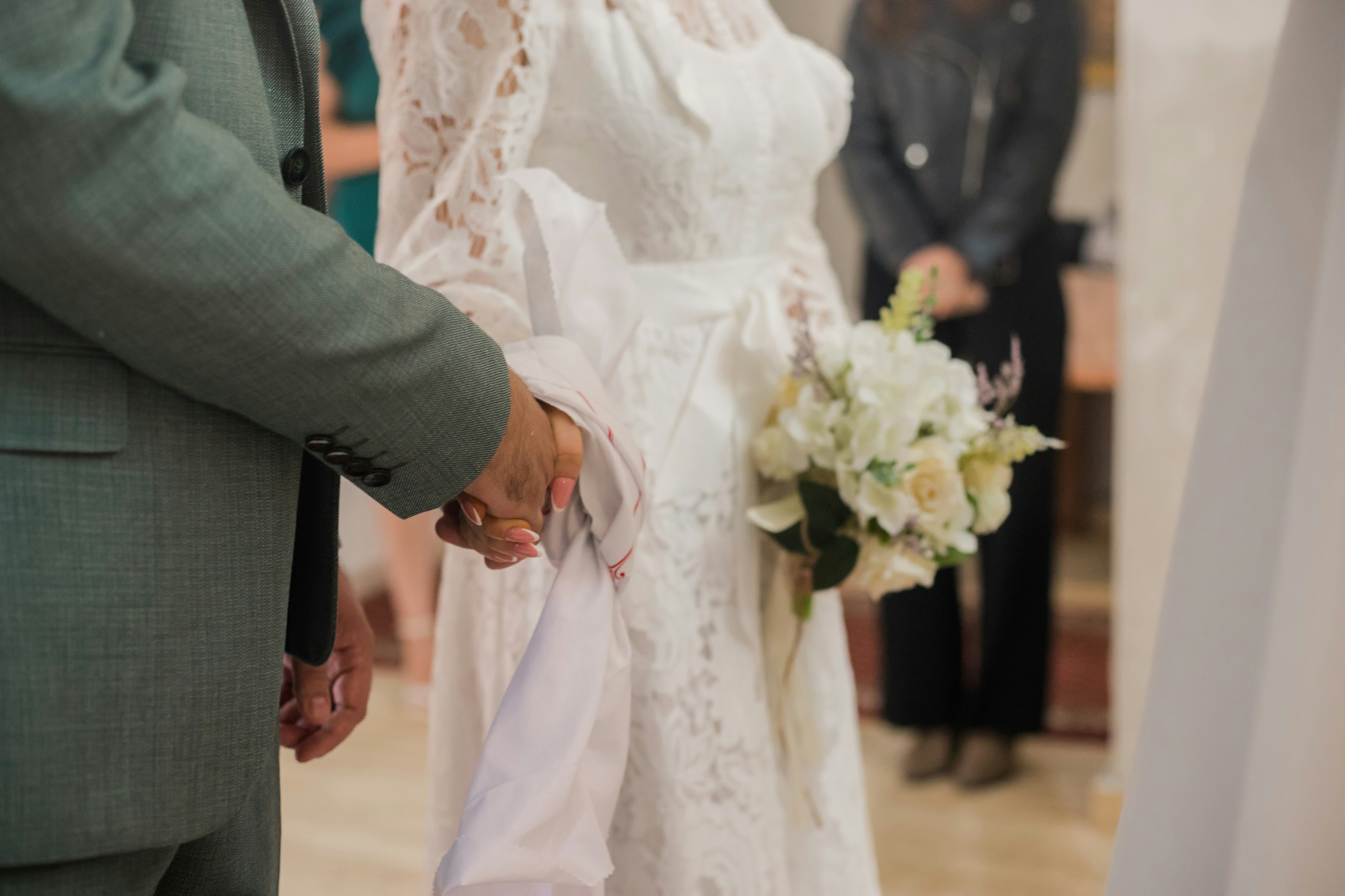 Cape kollu, pelerin detaylı uzun kollu gelinlik, bohemian tarzı, açık hava düğünü, doğal ışık fotoğrafı, vintage elmas küpe kombinasyonu