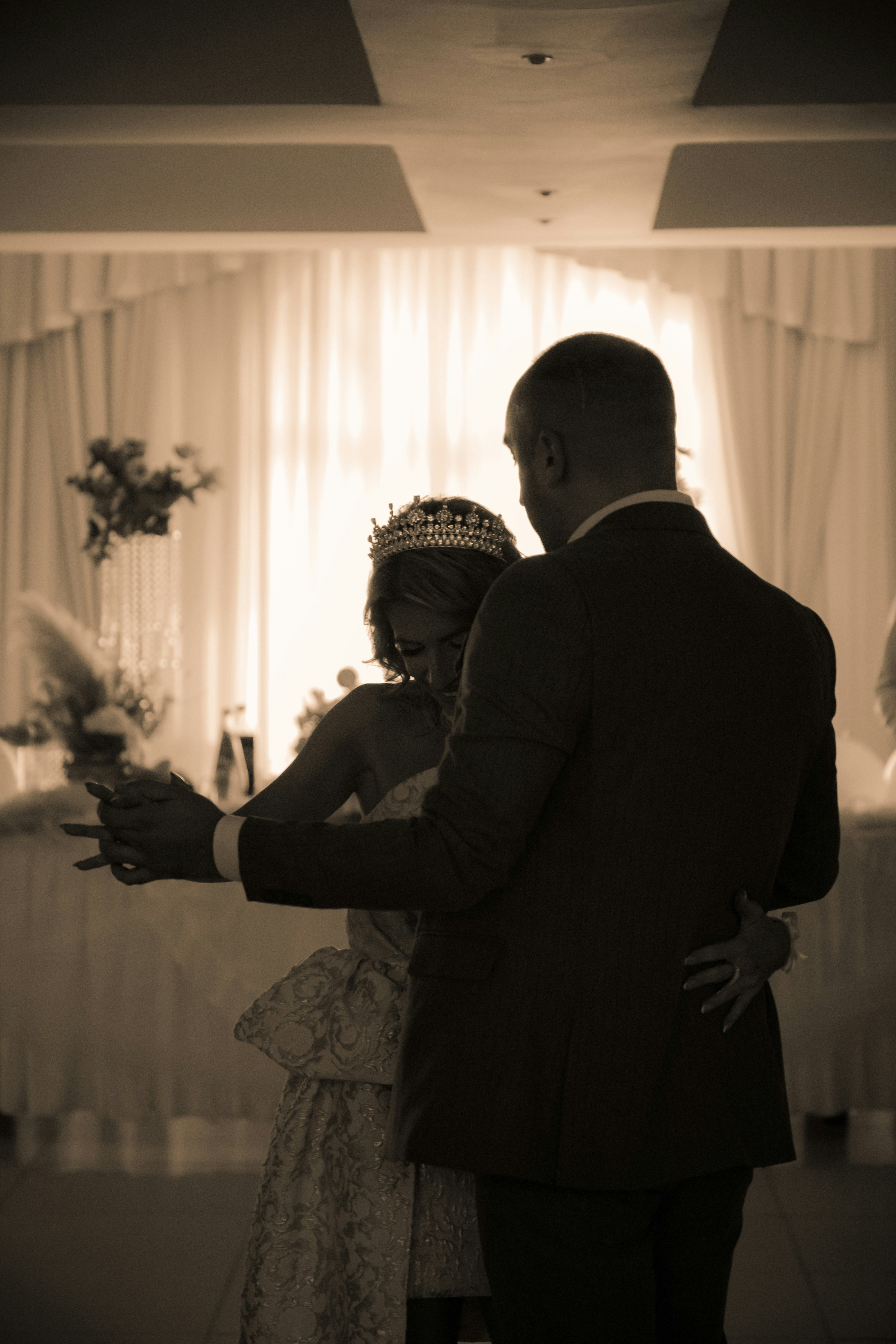 Um homem e uma mulher de pé um ao lado do outro