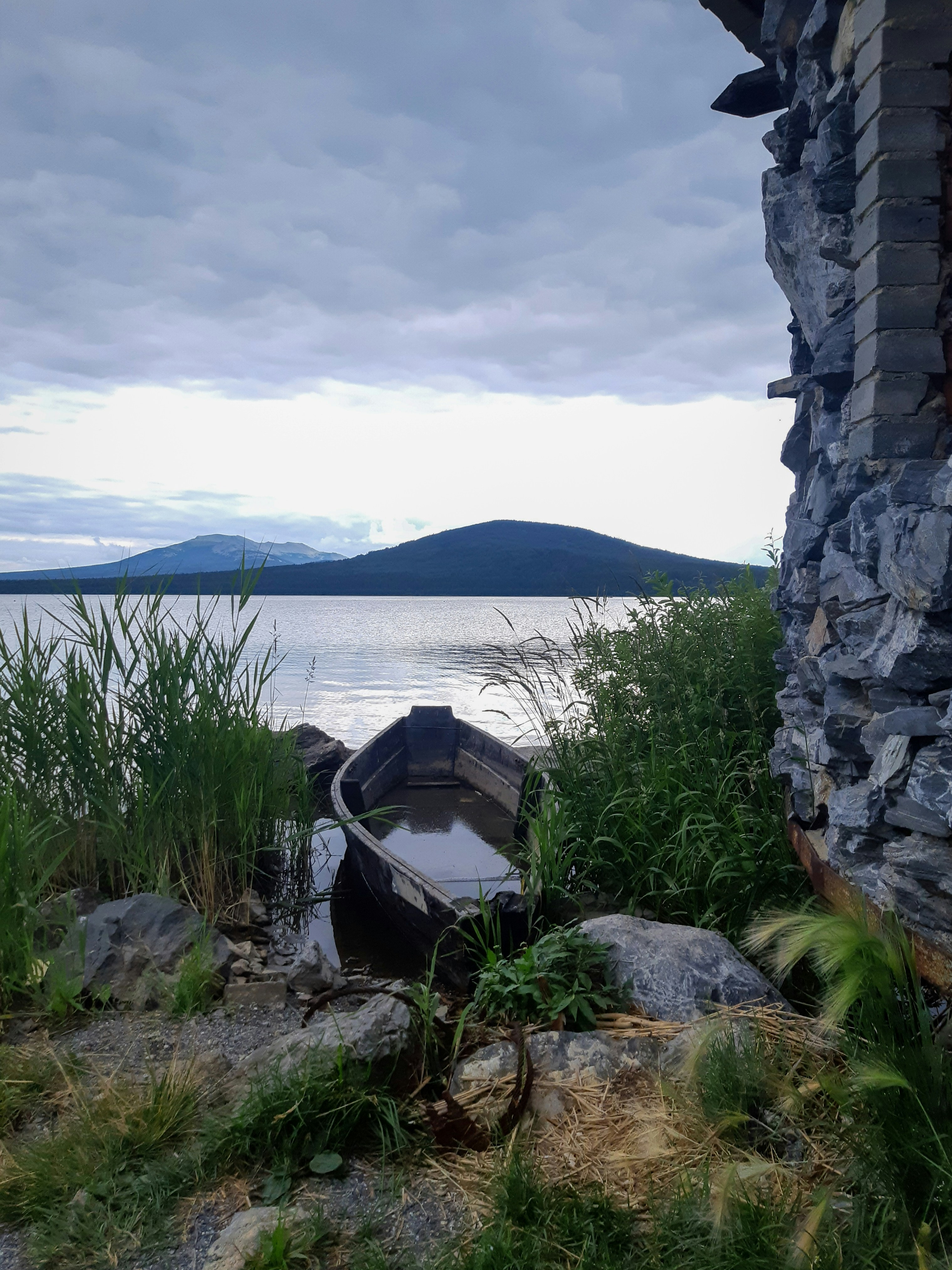 Ein Boot sitzt am Ufer eines Sees