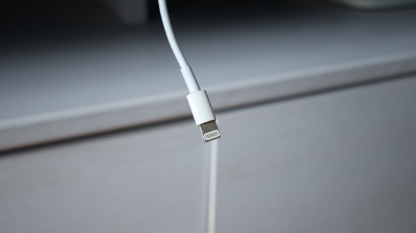 Casque audio sur une surface claire