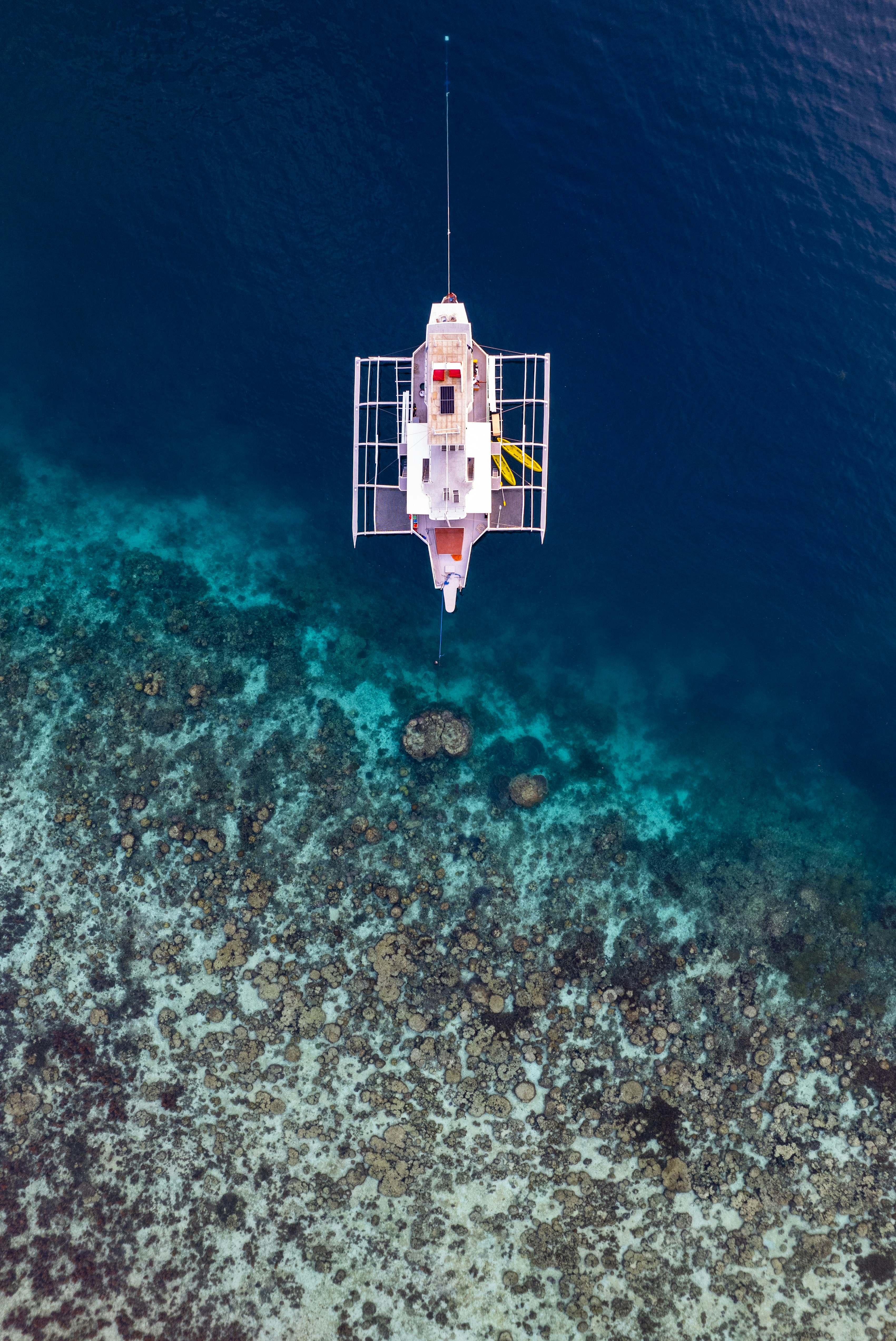 Una vista aérea de un barco en el agua