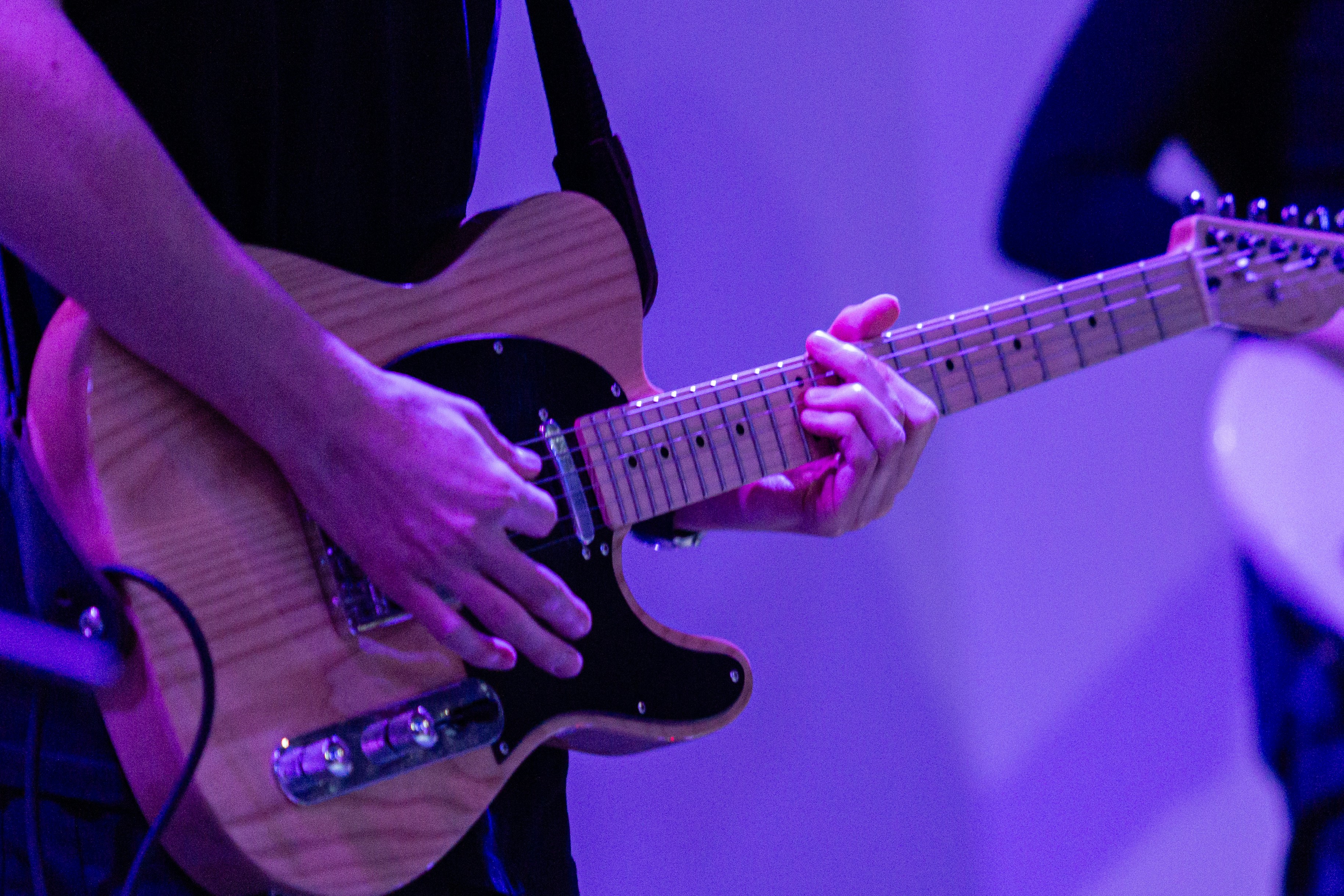 La Mare, Guitarra y voz