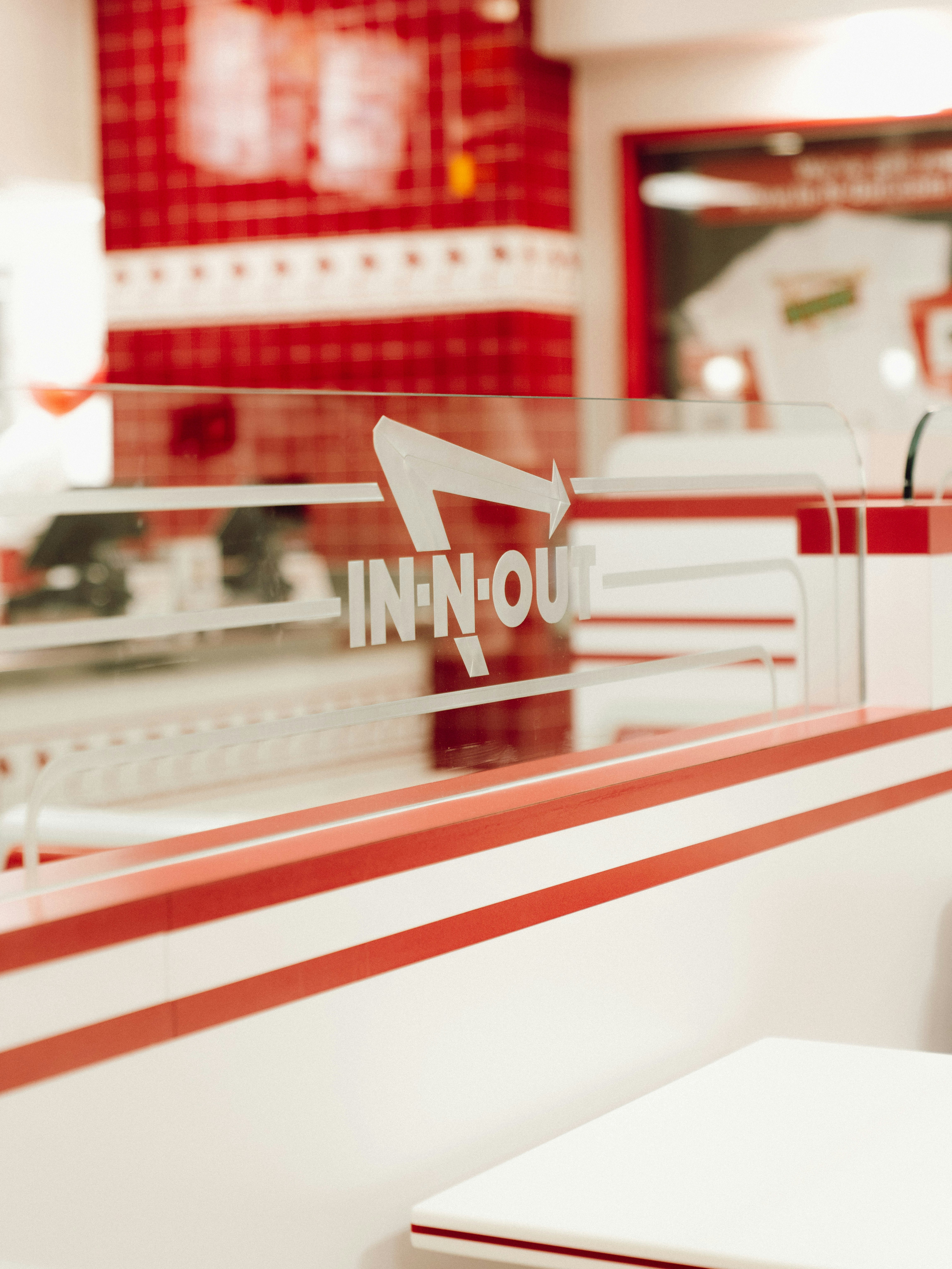 Un restaurant rouge et blanc avec une vitre