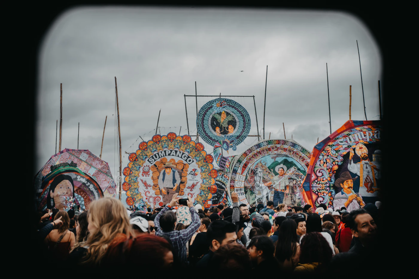 Cerfs-volants colorés célébrant la Fête des Morts à Sumpango
