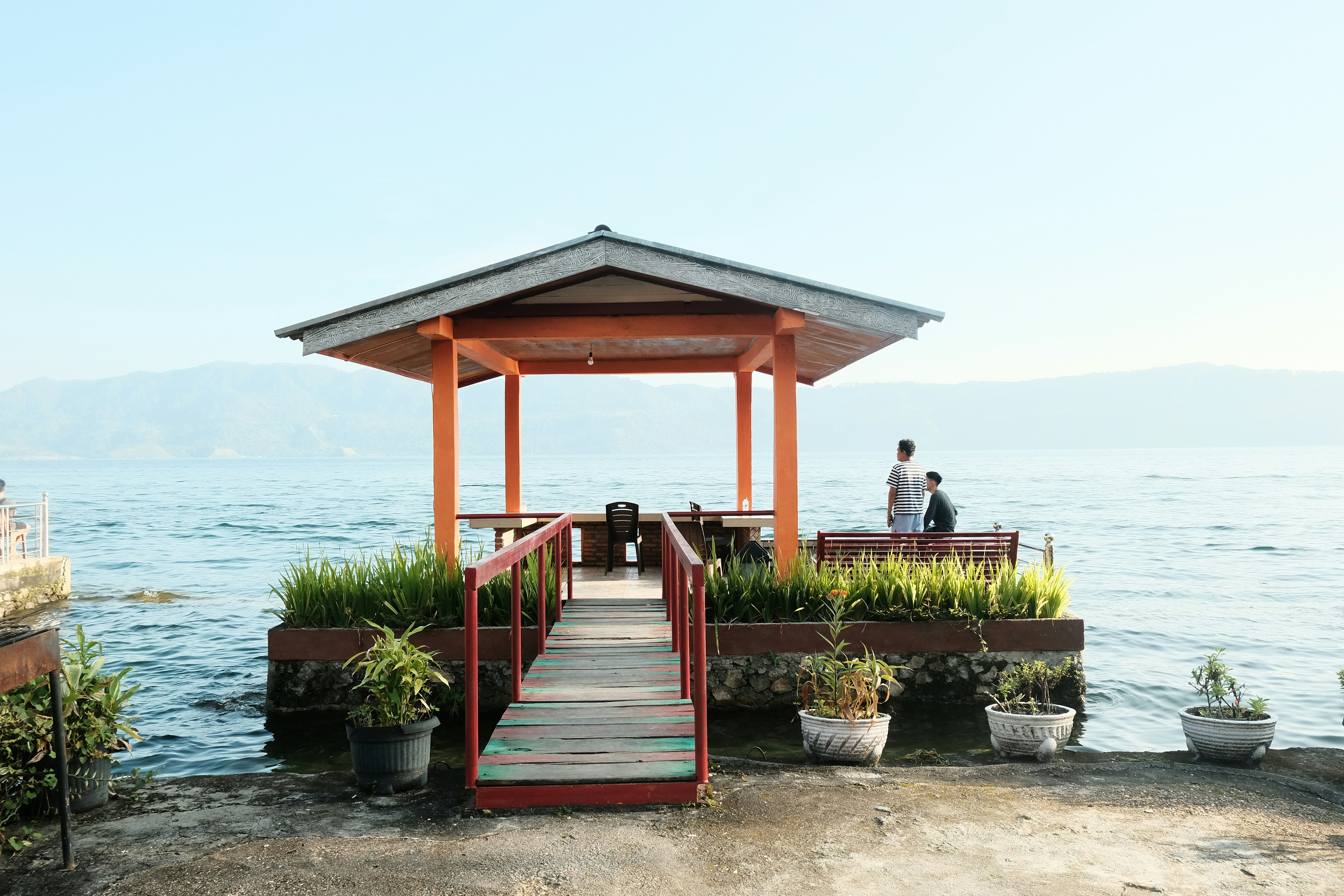 Ein Pavillon auf einem Strand am Meer
