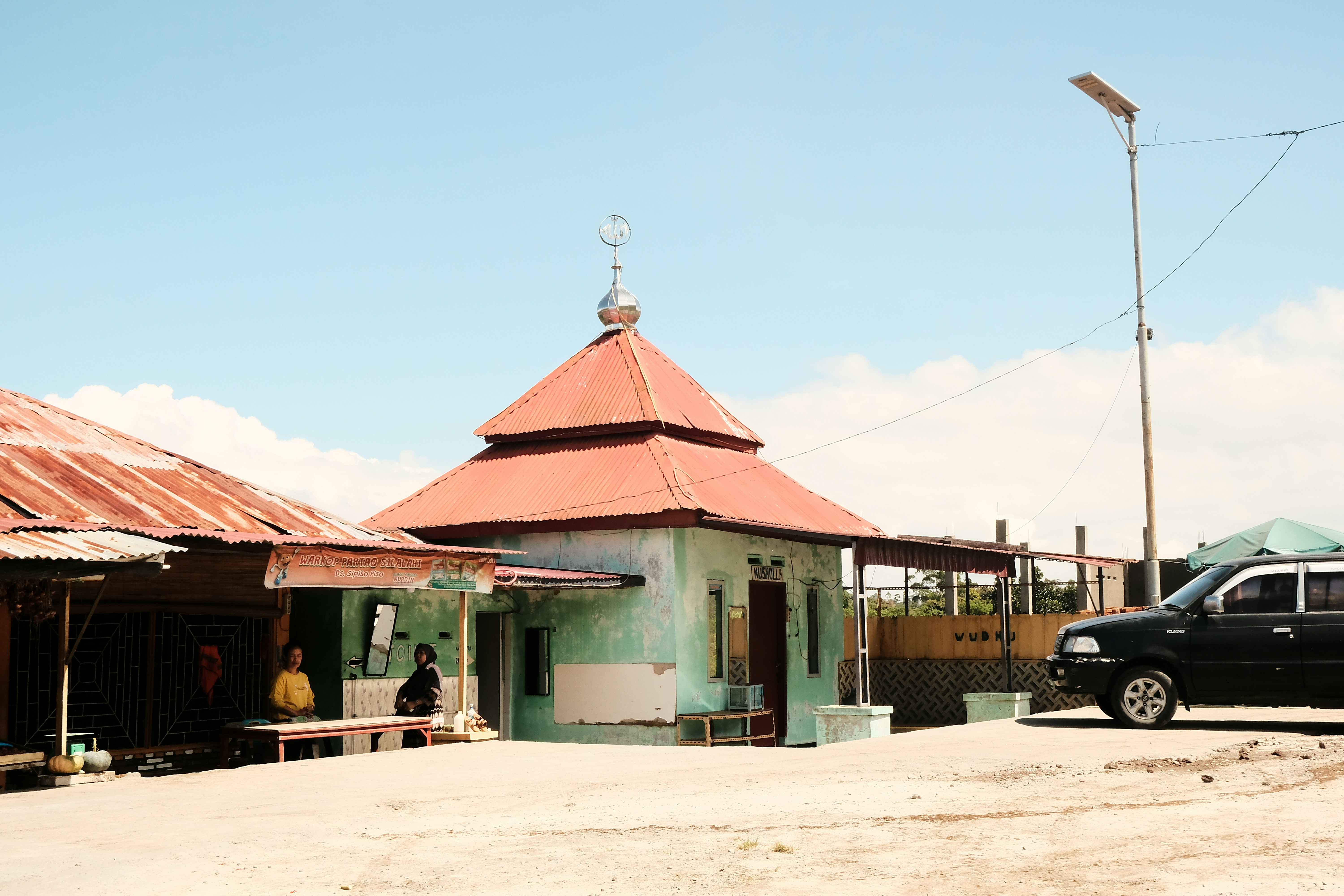 Ein schwarzes Auto, das vor einem Gebäude geparkt ist