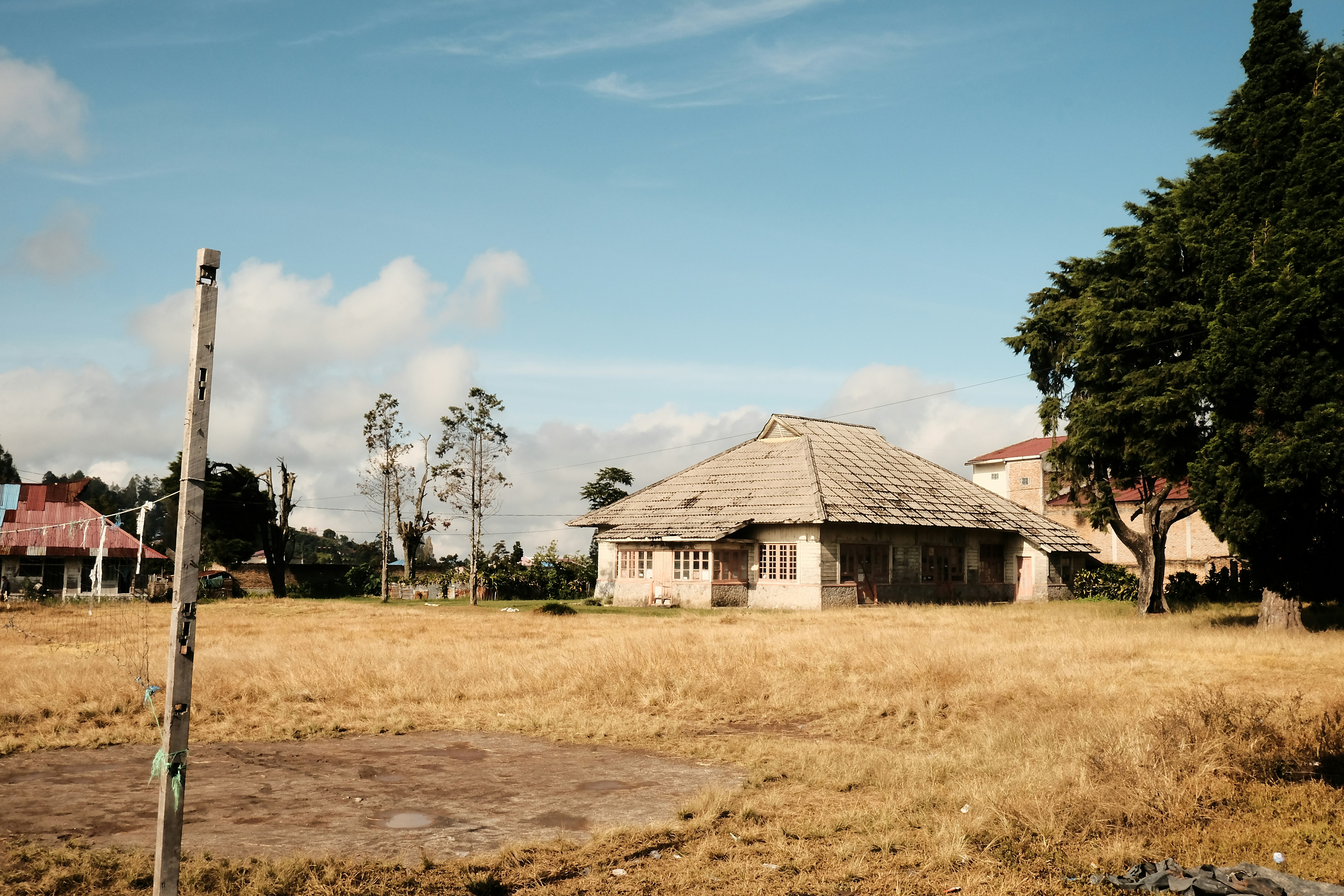 Ein Feld mit einem Haus in der Mitte