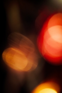 A blurry photo of a traffic light