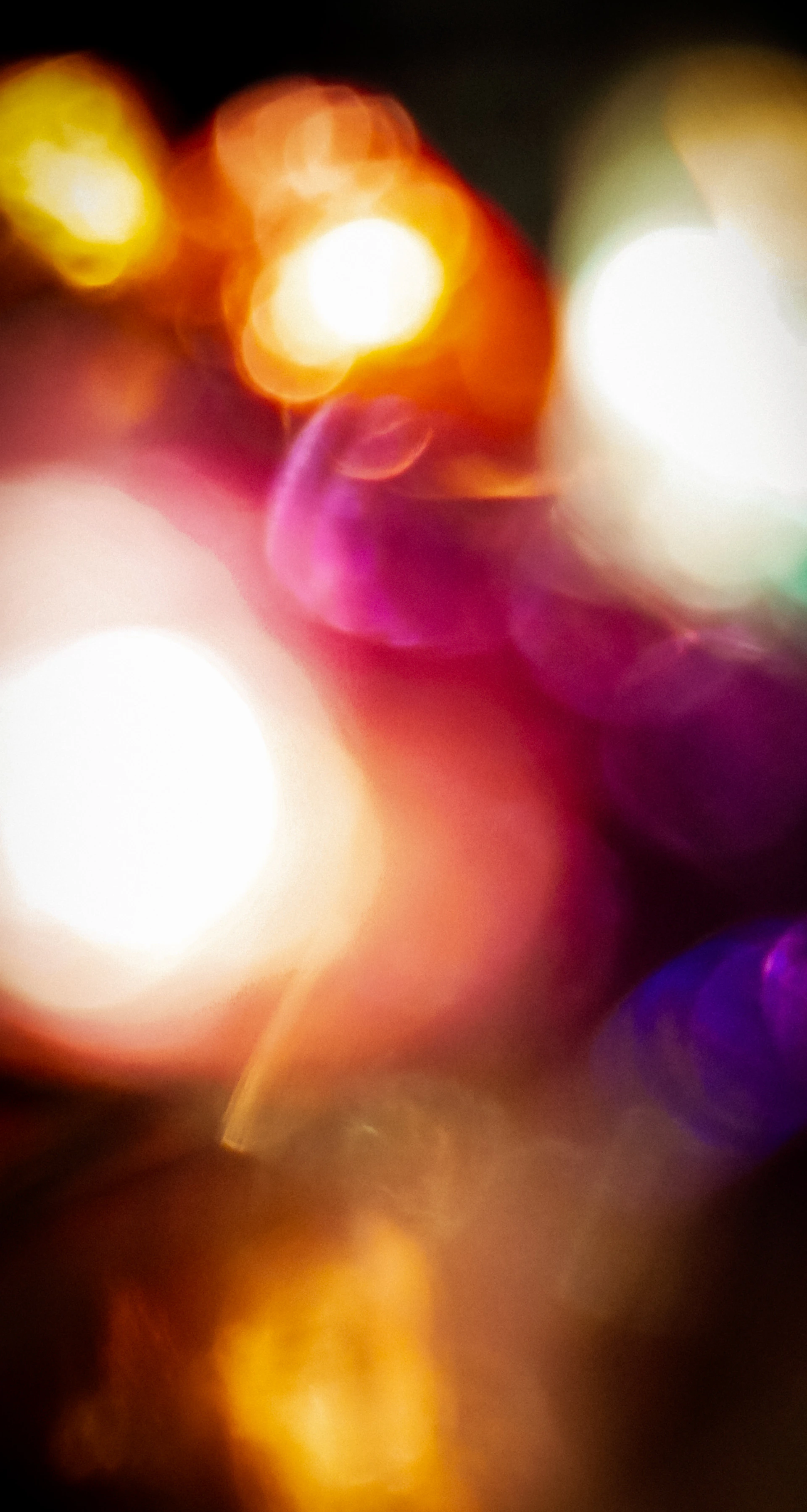 A blurry photo of a traffic light