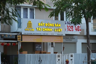 A building with a sign that says bat dong san