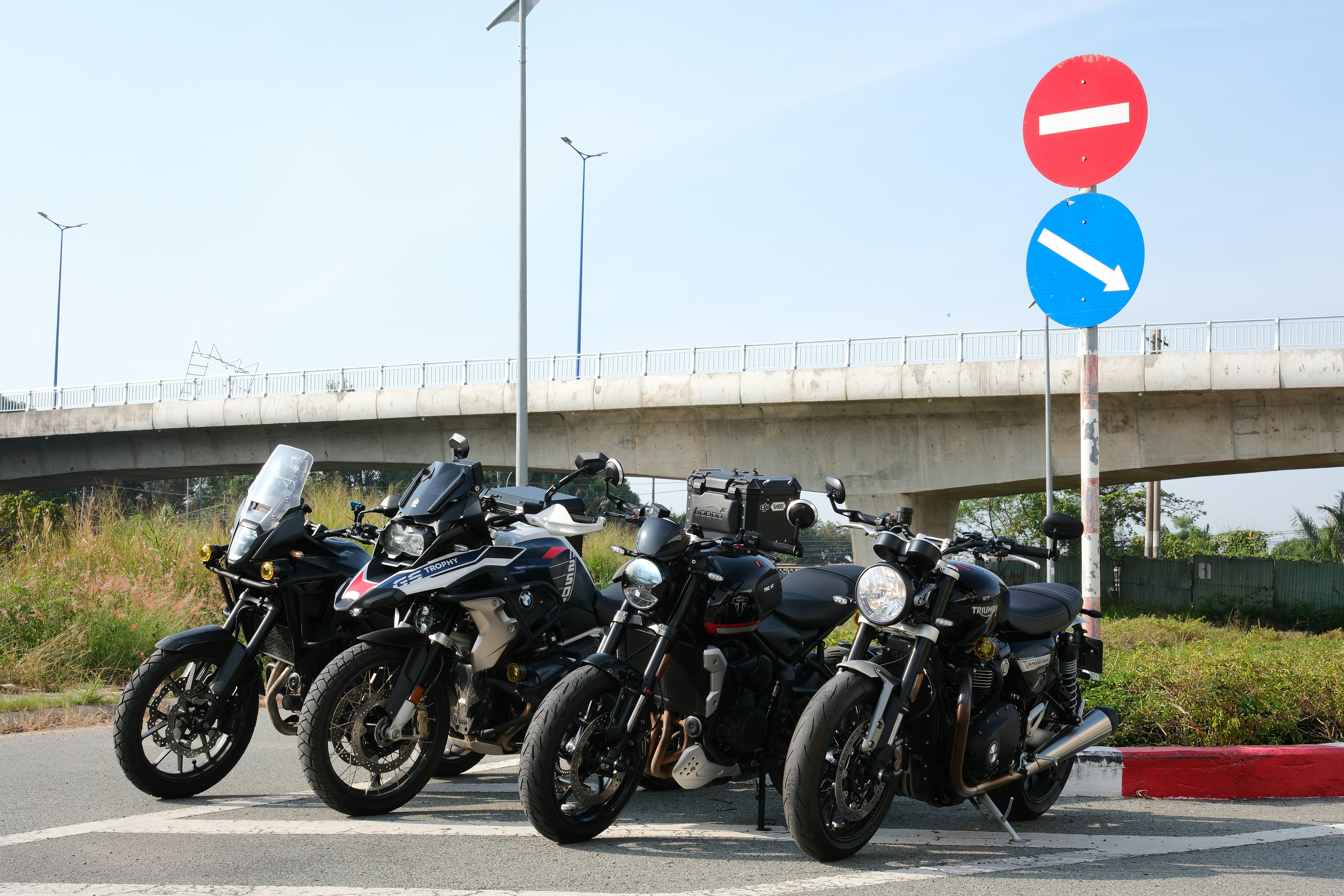 A group of motorcycles parked next to each other