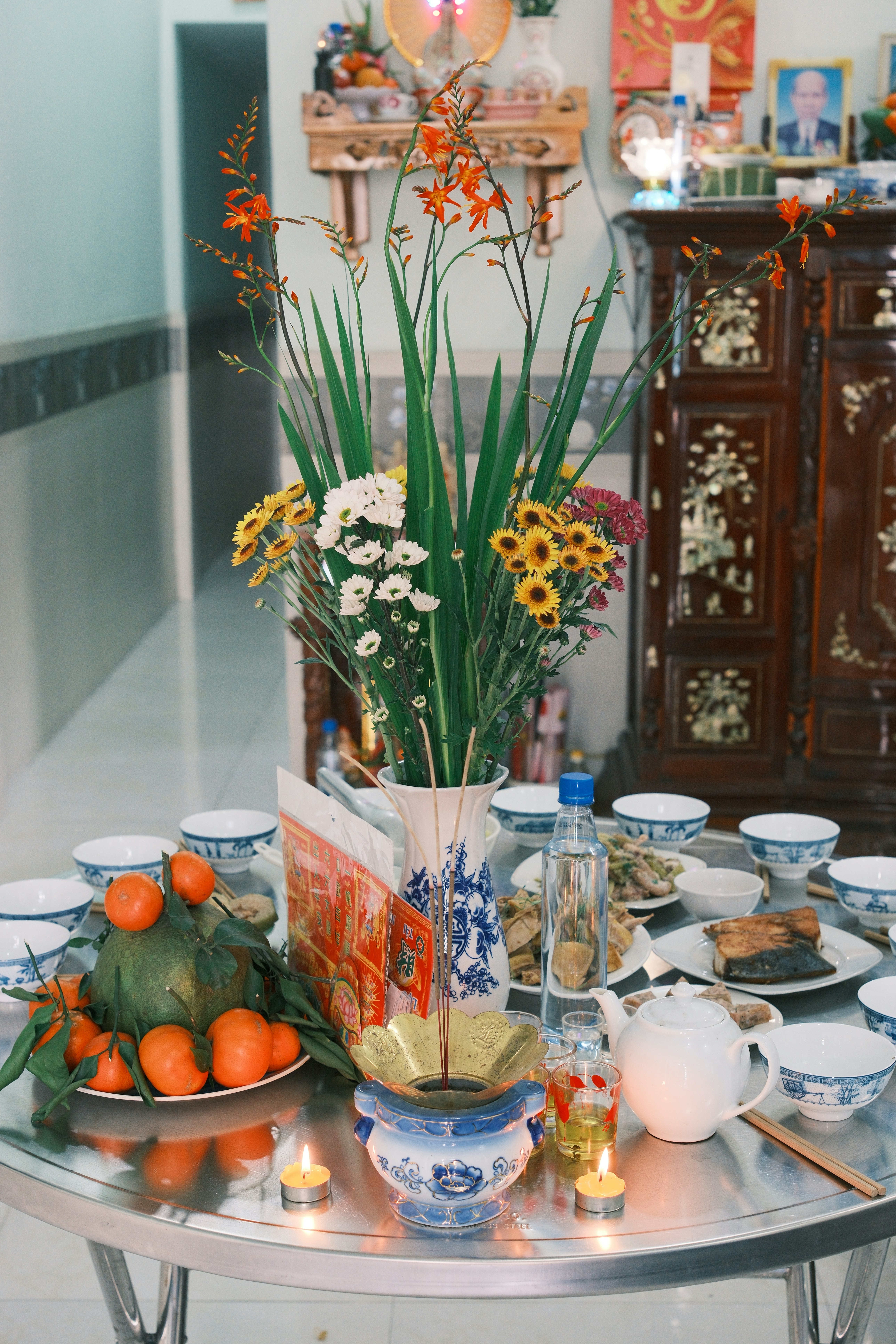 Table décorée de vases bohèmes