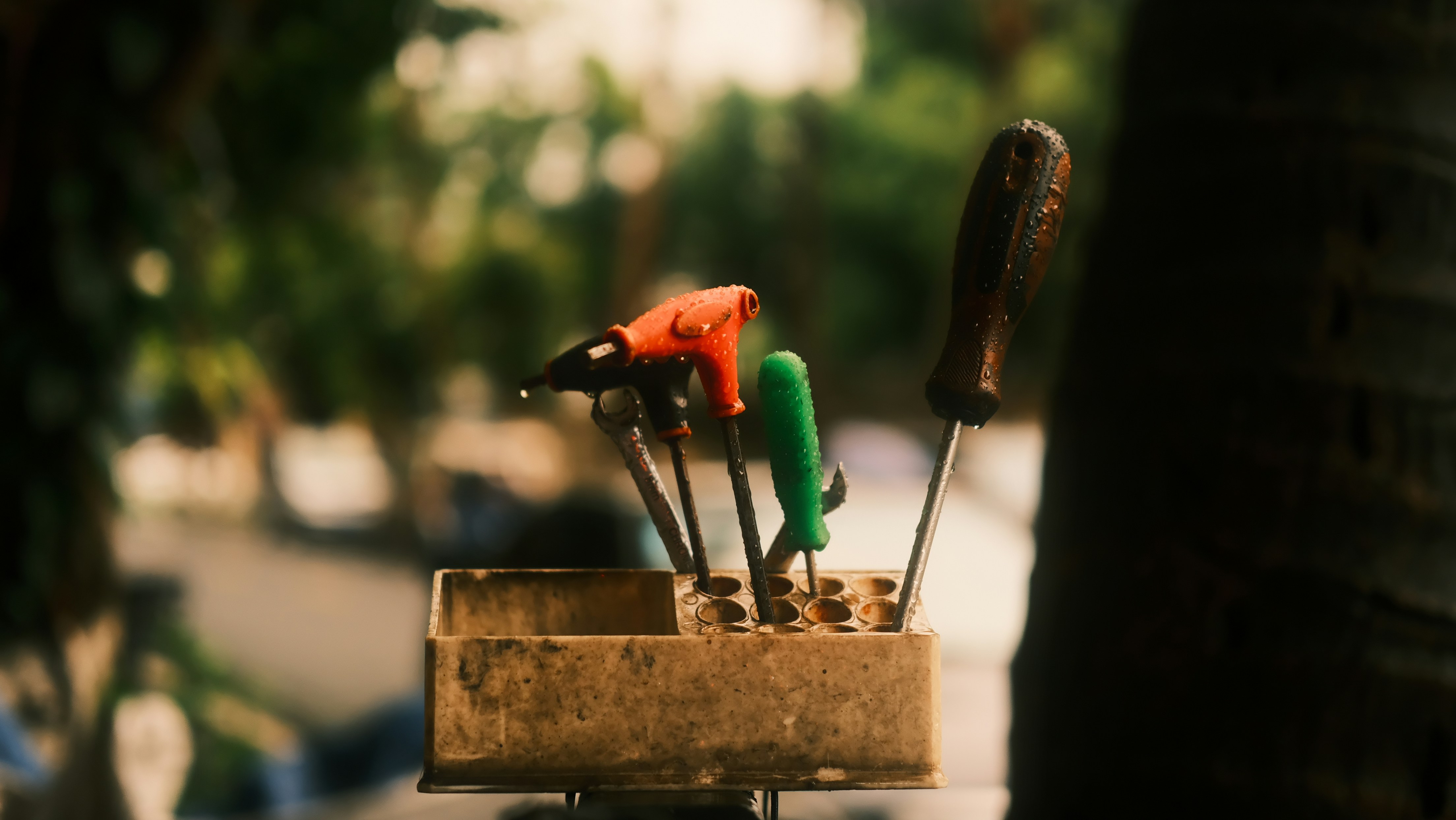 A bunch of tools that are sitting in a holder