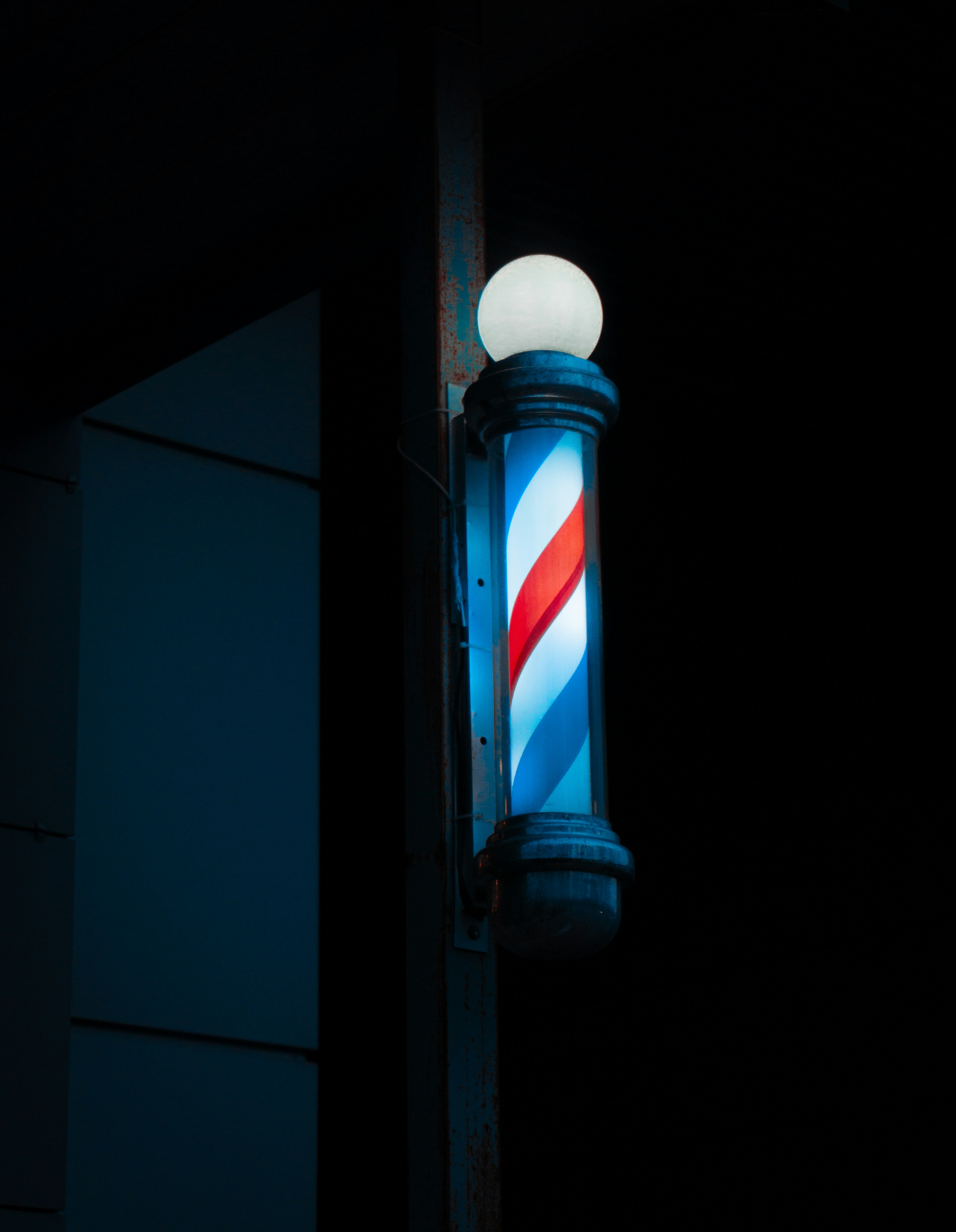 Una farola con una franja roja, blanca y azul