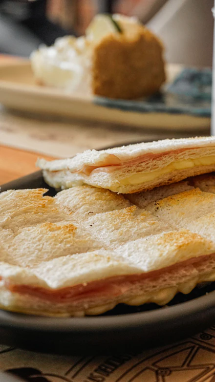 Café con pan dulce en la barra