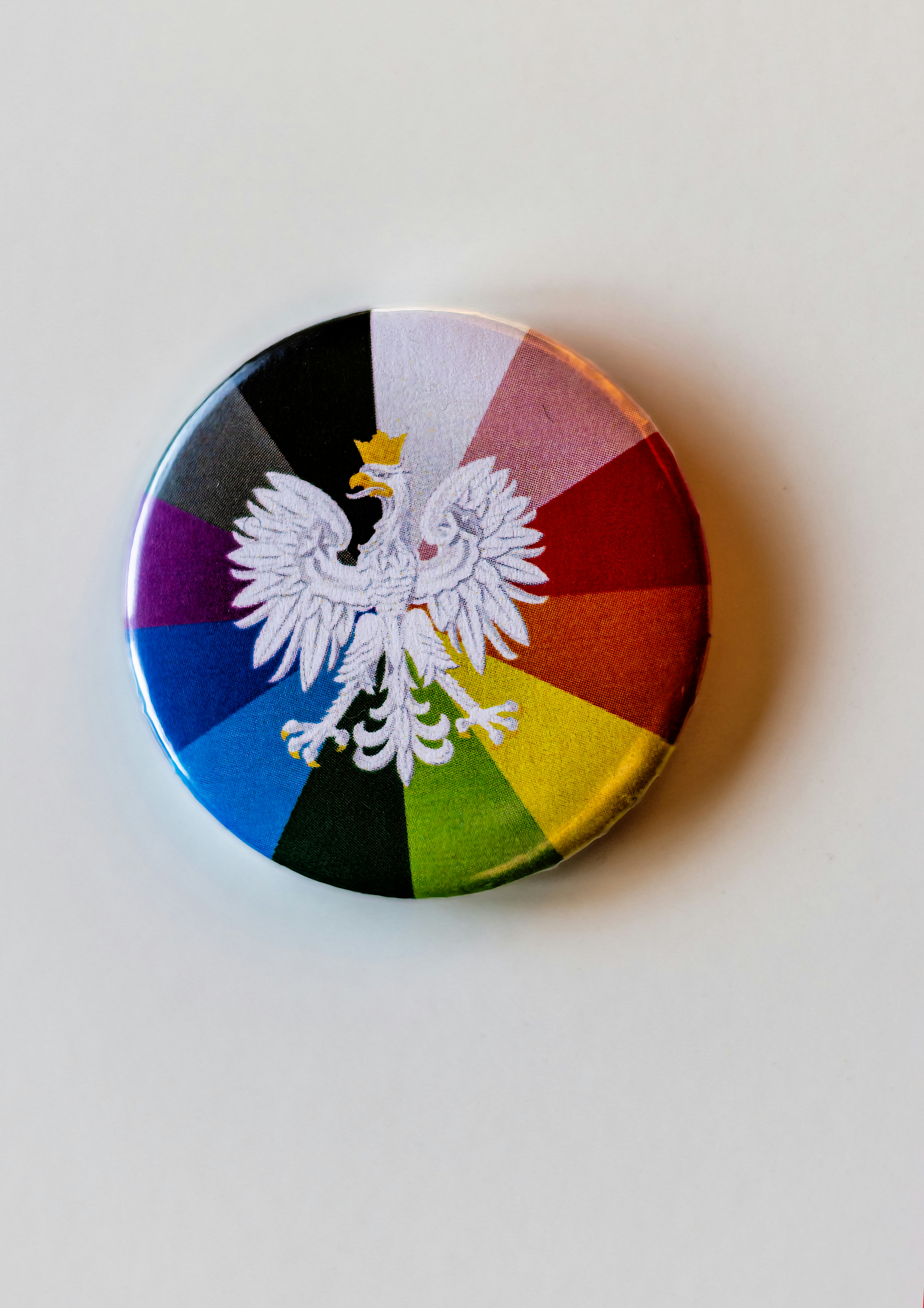 A button with a picture of a bird on it