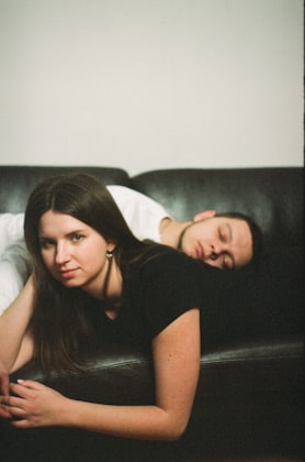 Couple devant la télé avec du popcorn