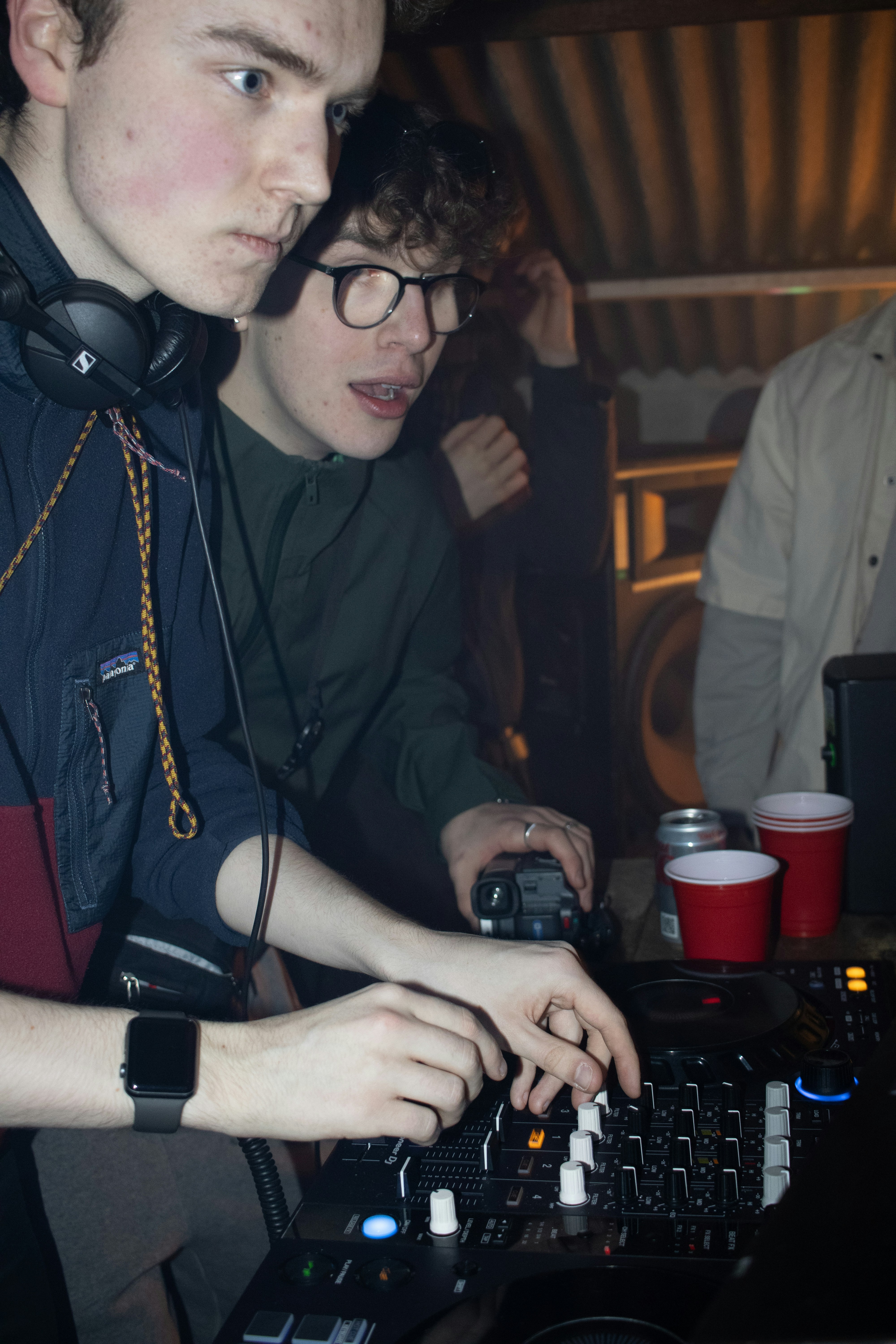Un hombre con auriculares usa un teclado