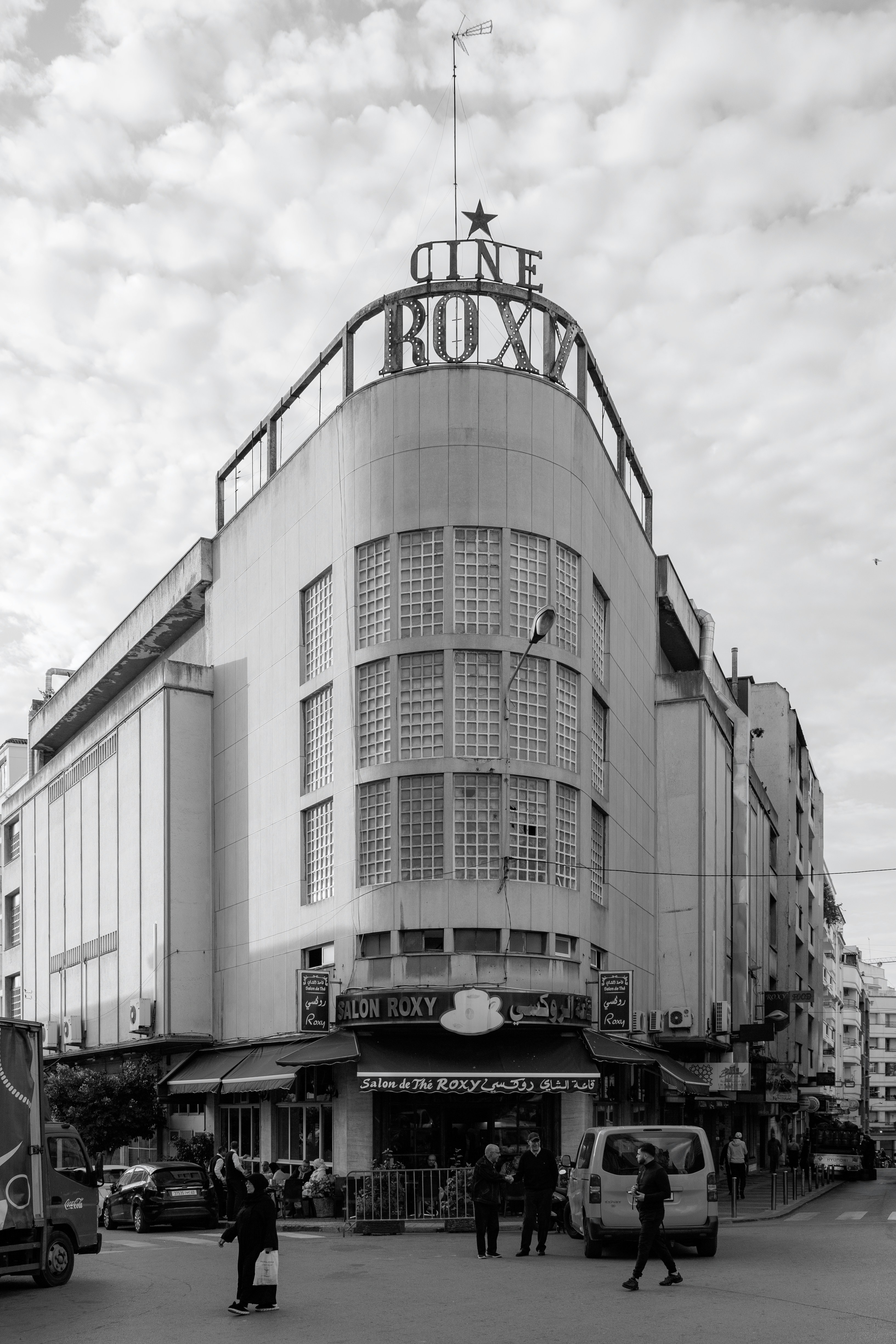 A black and white photo of a city street