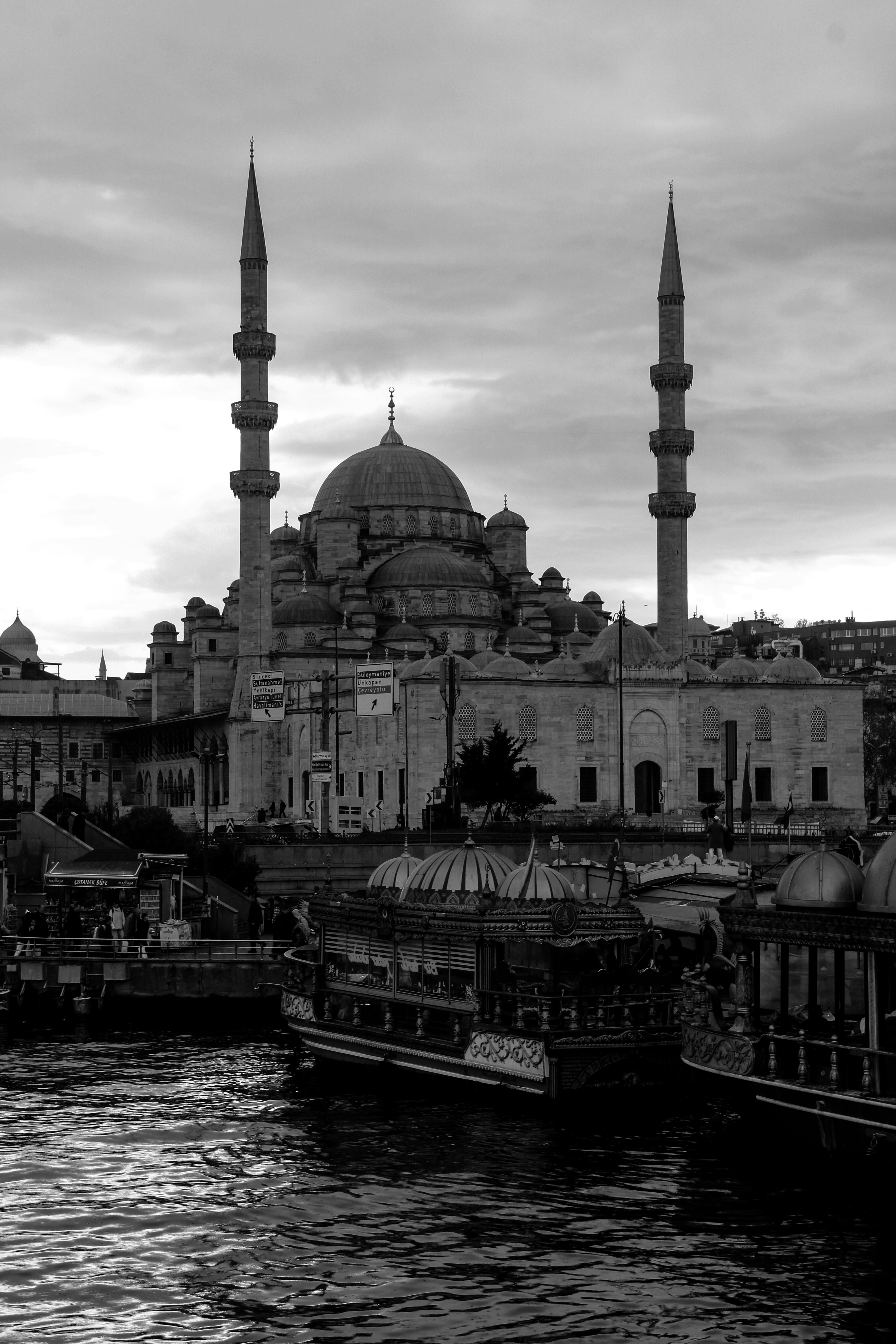 Una foto in bianco e nero di un grande edificio