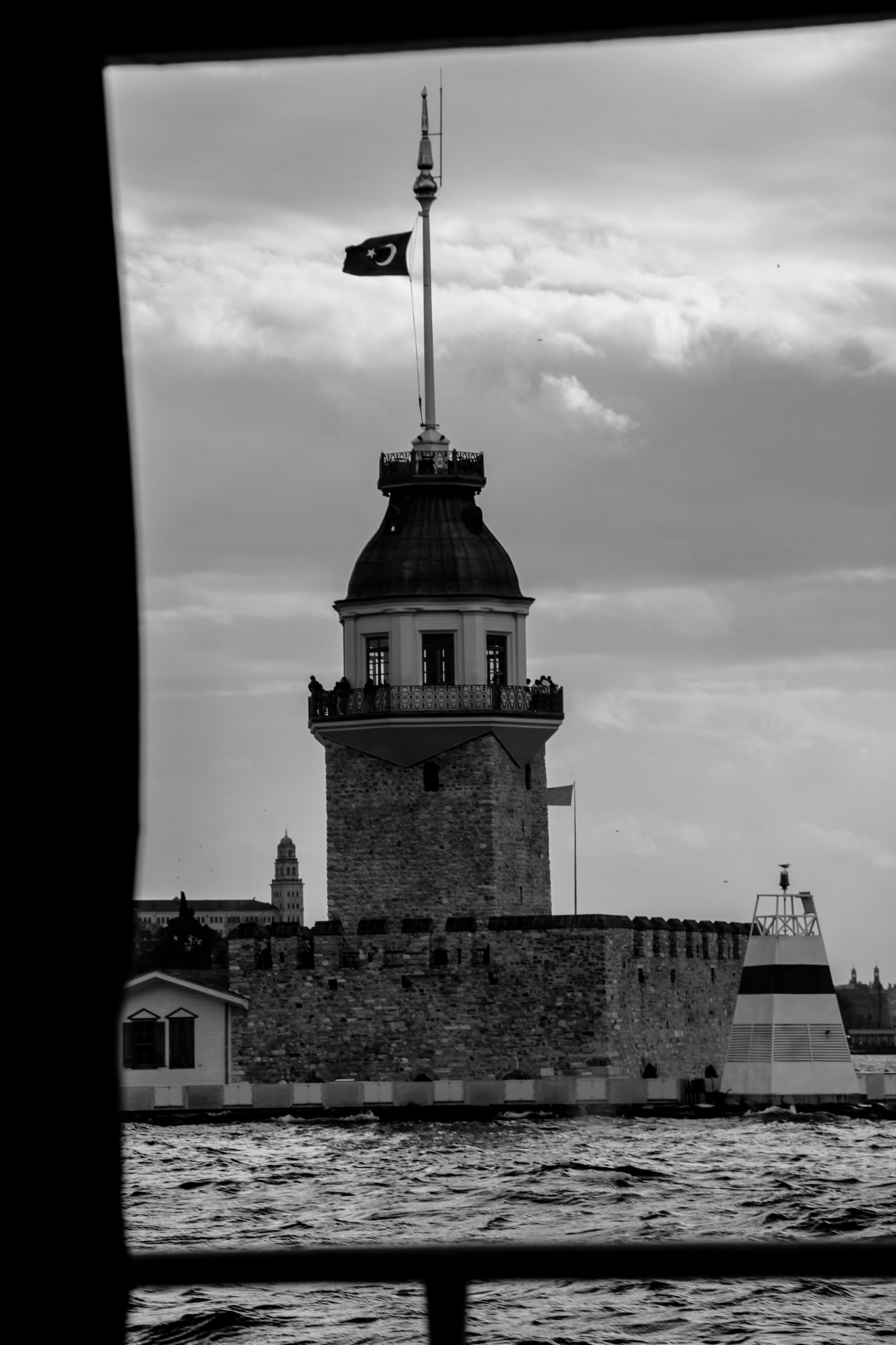 Una foto in bianco e nero di un faro