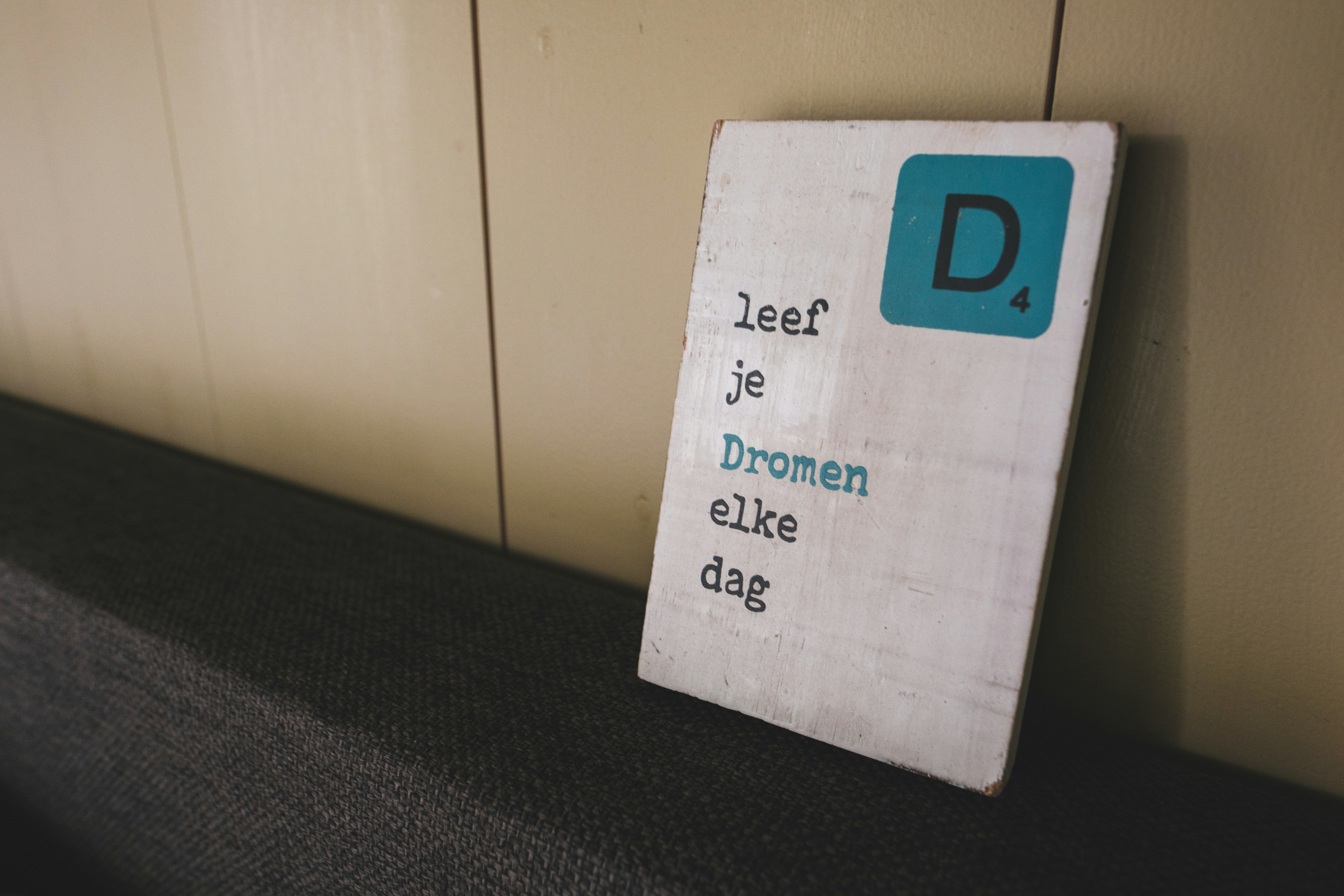 A sign that is on the side of a wall