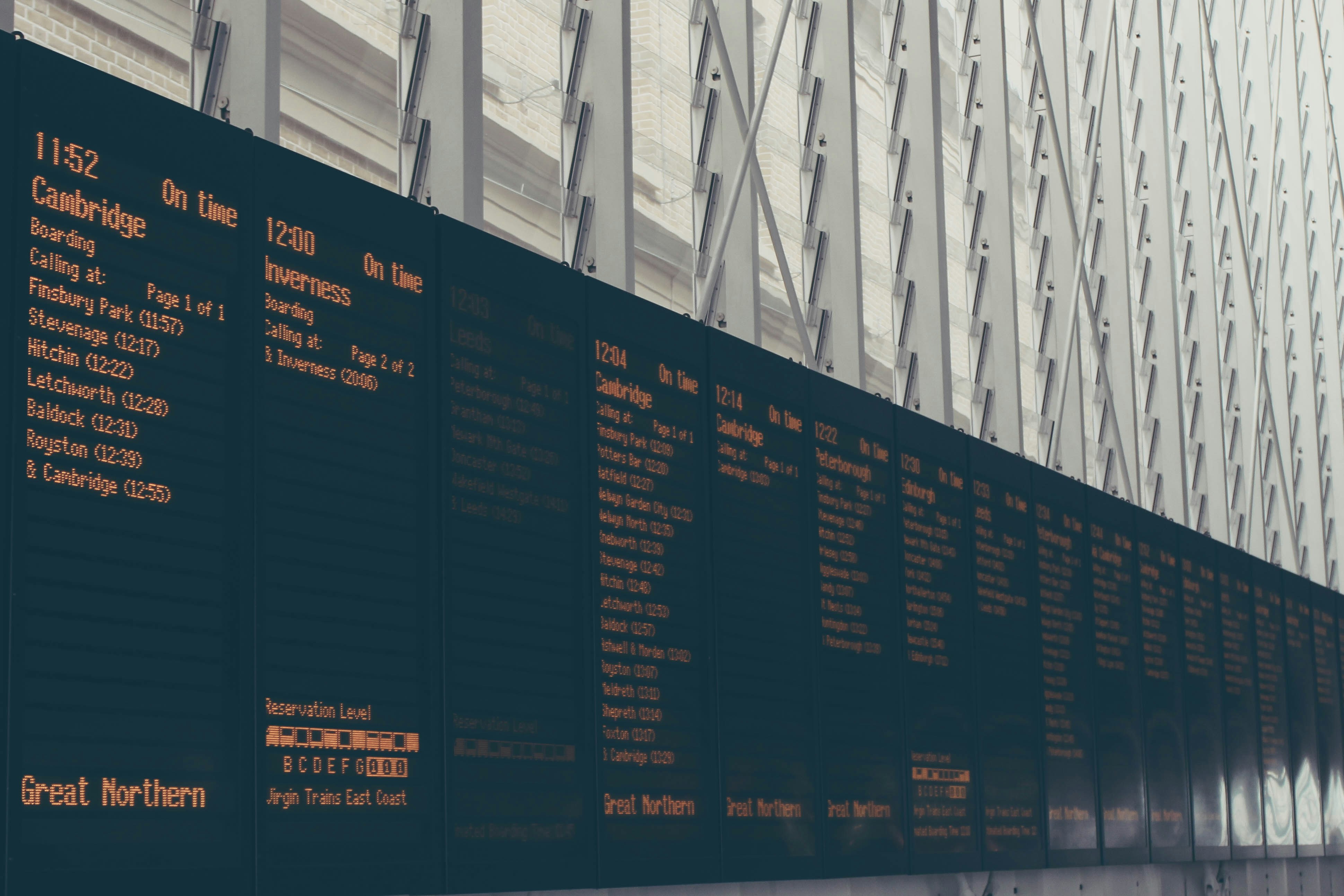 Un muro con molte informazioni su di esso